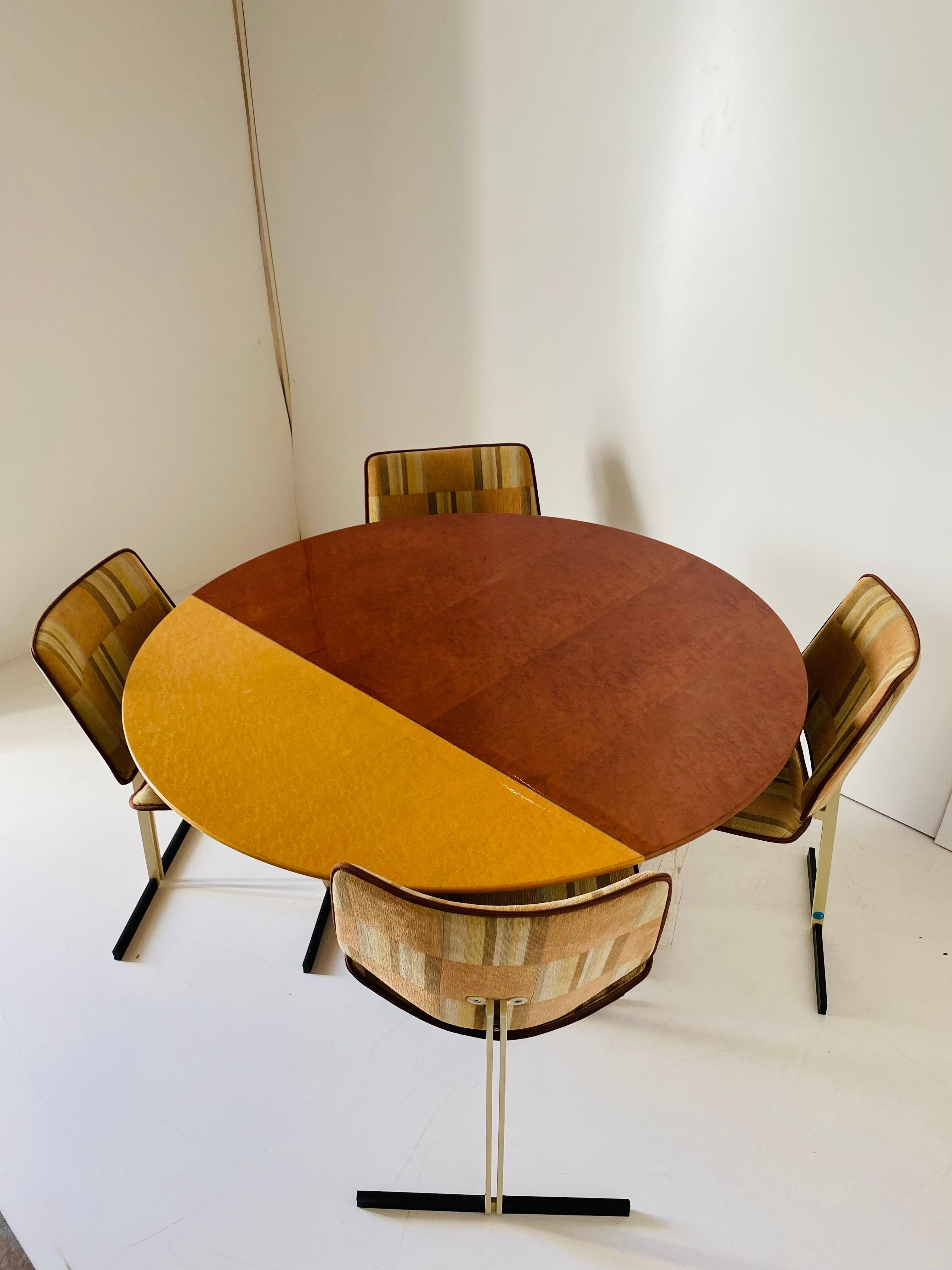 Vintage dining set. Space age style, Italy 1970s. A rare Saporiti dining set, designed by Giovanni Offredi designer. 
The set is composed by 4 dining chairs and one round table. The table is made by bicolour maple solid wood and steel frame, whilist