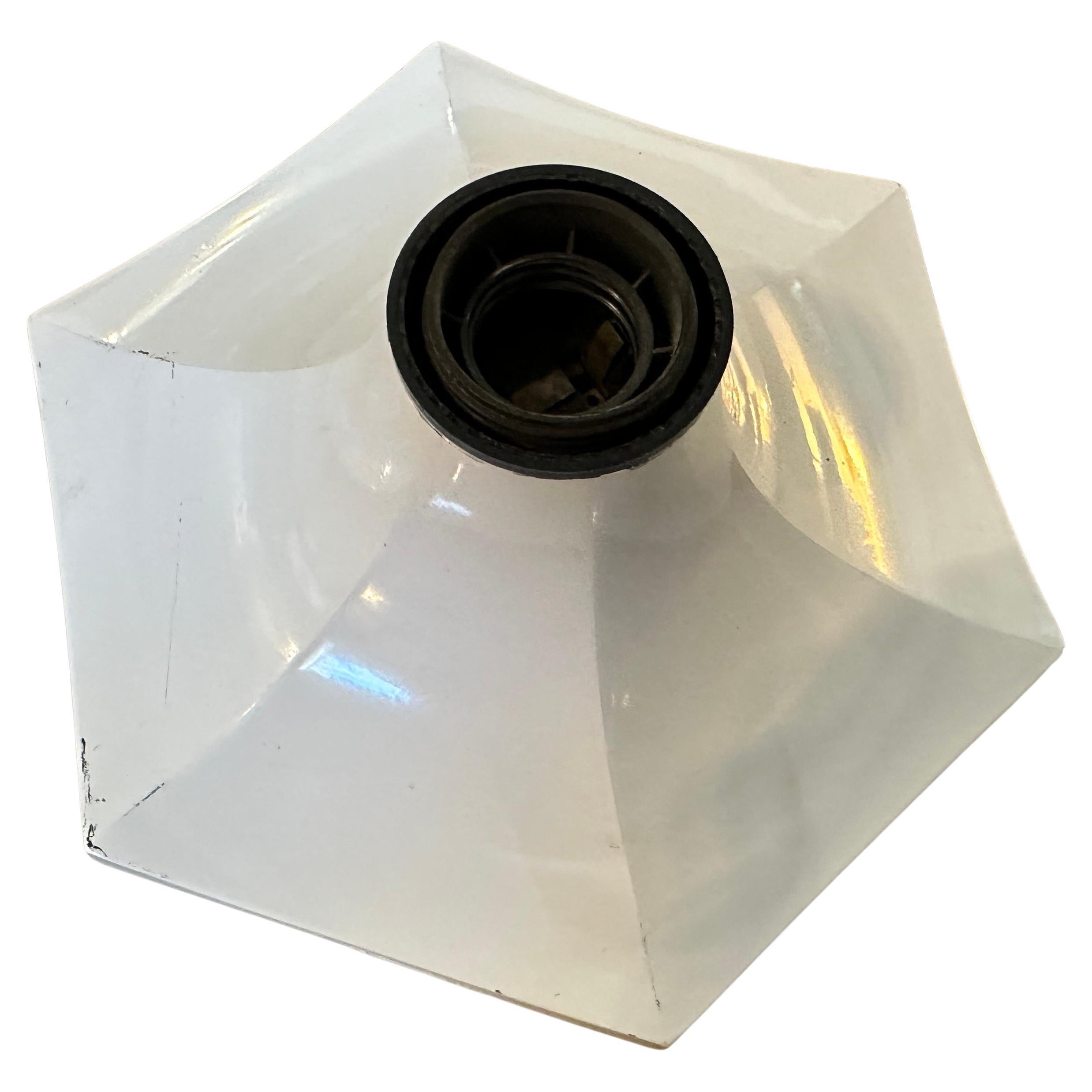 La Fosnova Mod. L'applique Cloe 508 est un luminaire emblématique inspiré par l'esthétique épurée et futuriste du mouvement de design de l'âge de l'espace des années 1970. Il représente la fascination de l'époque pour les formes géométriques