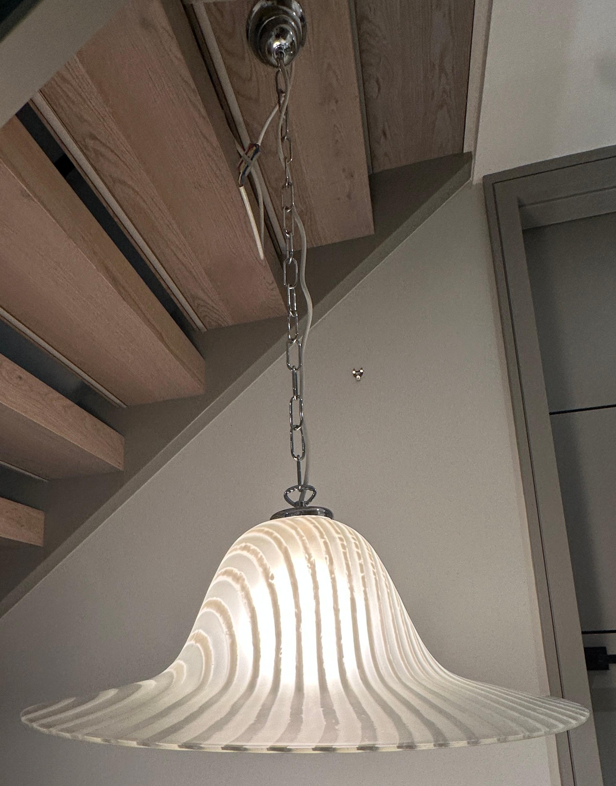 Une inhabituelle suspension en verre en forme de cloche pour plafond, datant des années 1970 et provenant de l'Allemagne de Peill & Pützler.  L'abat-jour circulaire en verre rayé opale est suspendu à une chaîne en chrome poli et à un