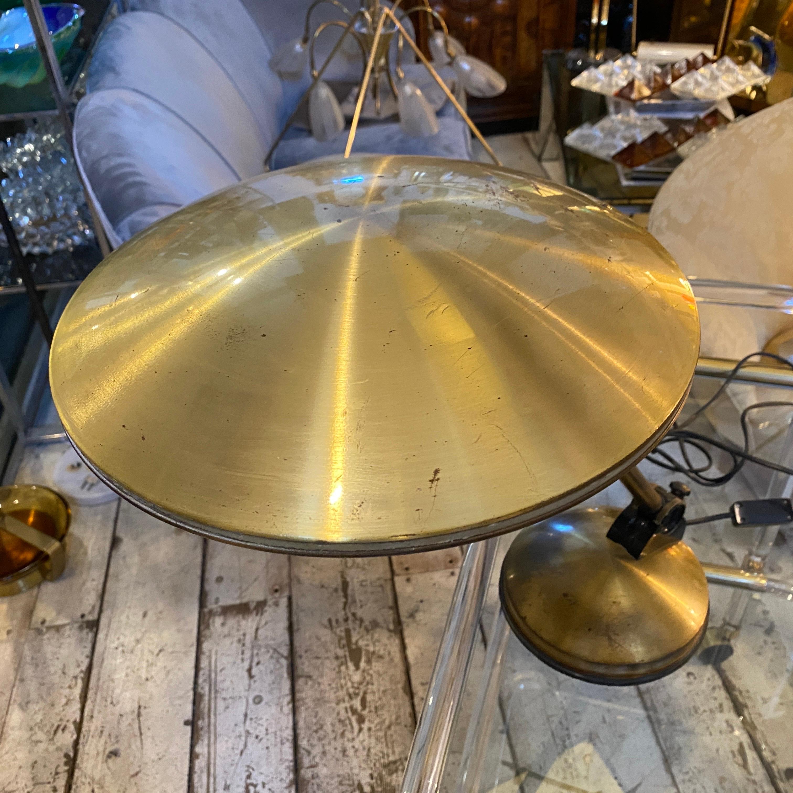 Lampe de bureau italienne des années 1970 en métal doré de l'ère spatiale à la manière d'Arredoluce en vente 1