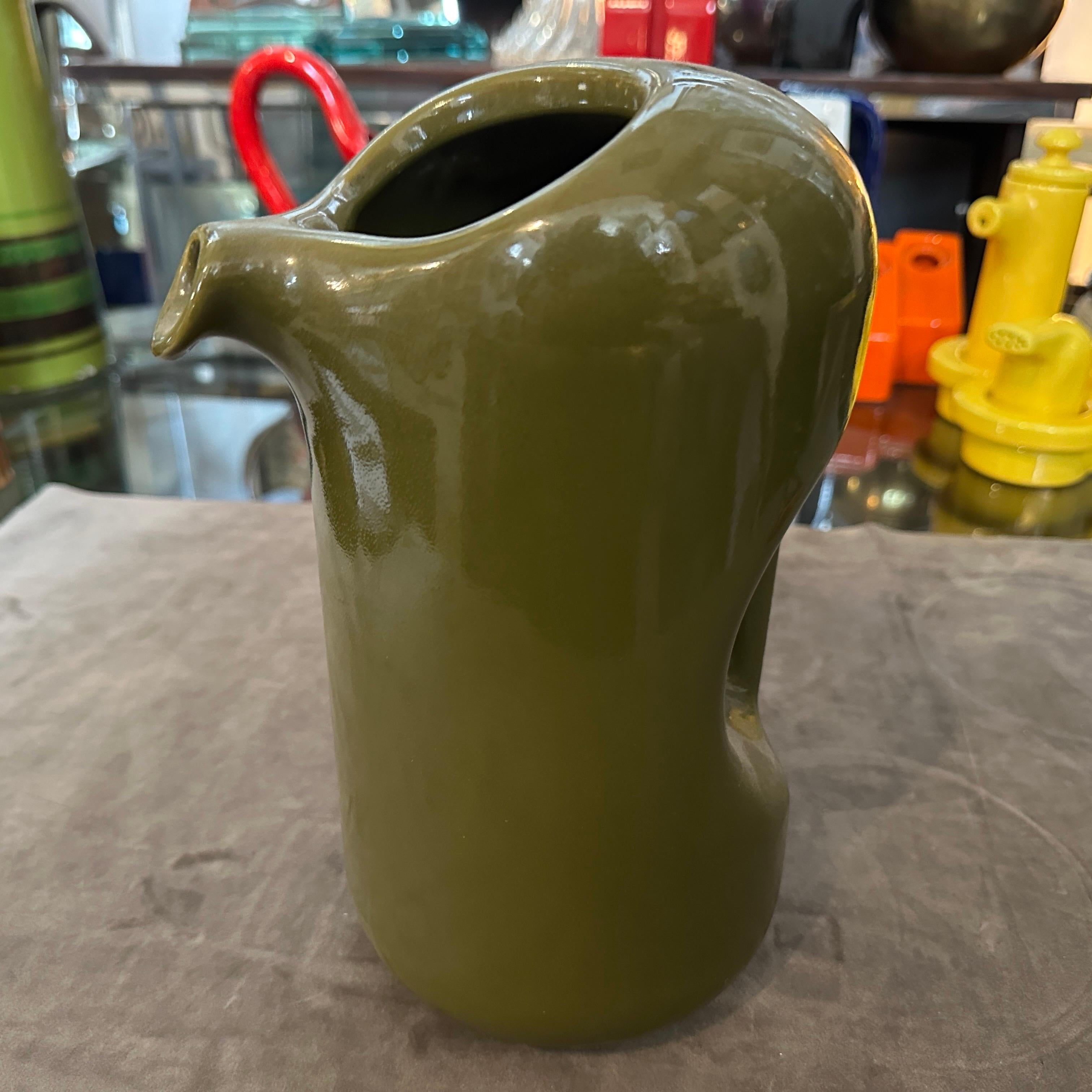 Rara brocca in ceramica verde di Enzo Bioli per Il Picchio, stile metà del secolo scorso.
Scopri un pezzo di autentico design italiano di metà secolo con questa splendida e rara brocca in ceramica. Creato dal famoso artista e designer Enzo Bioli per