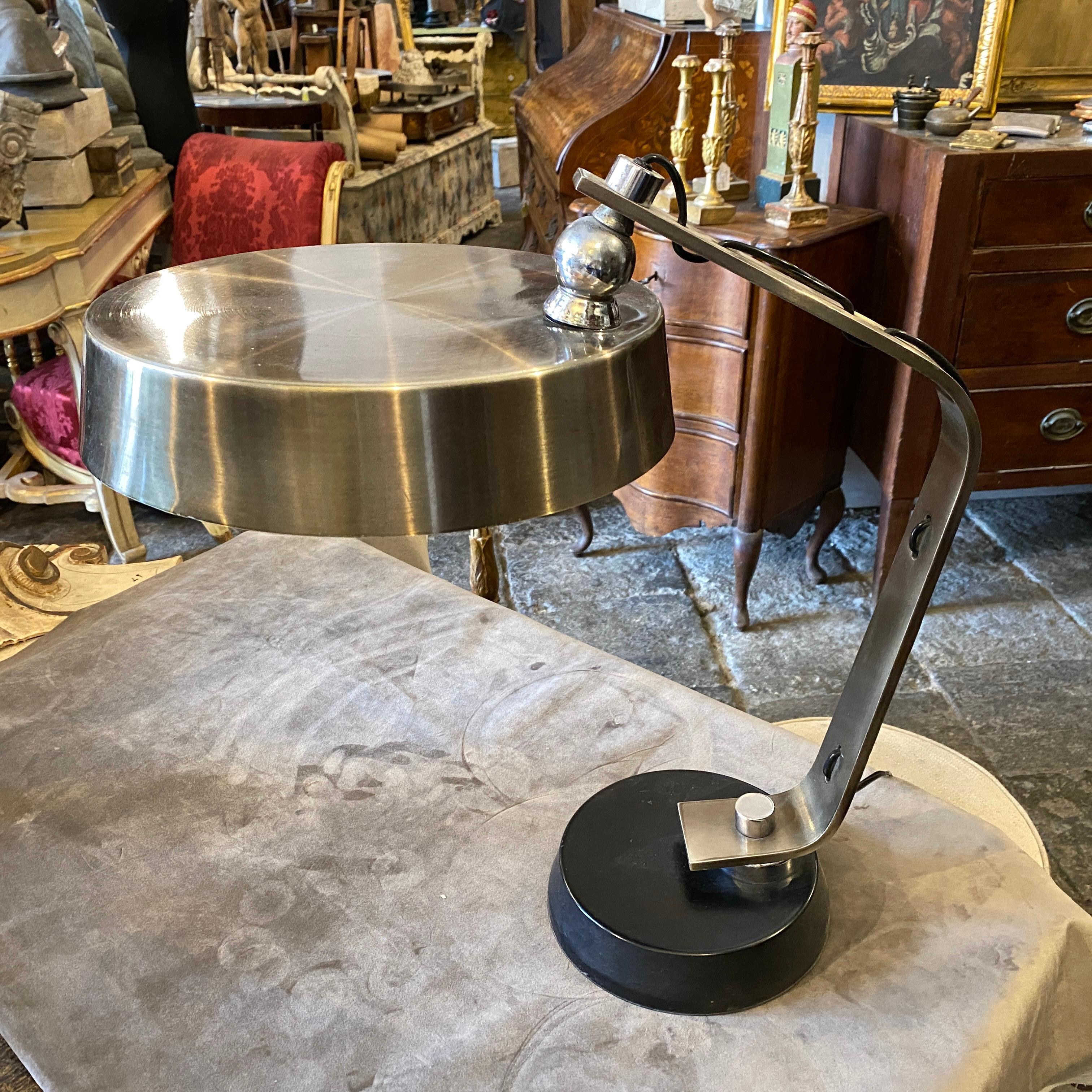 Métal Lampe de table italienne de l'ère spatiale des années 1970 dans le style d'Arredoluce en vente