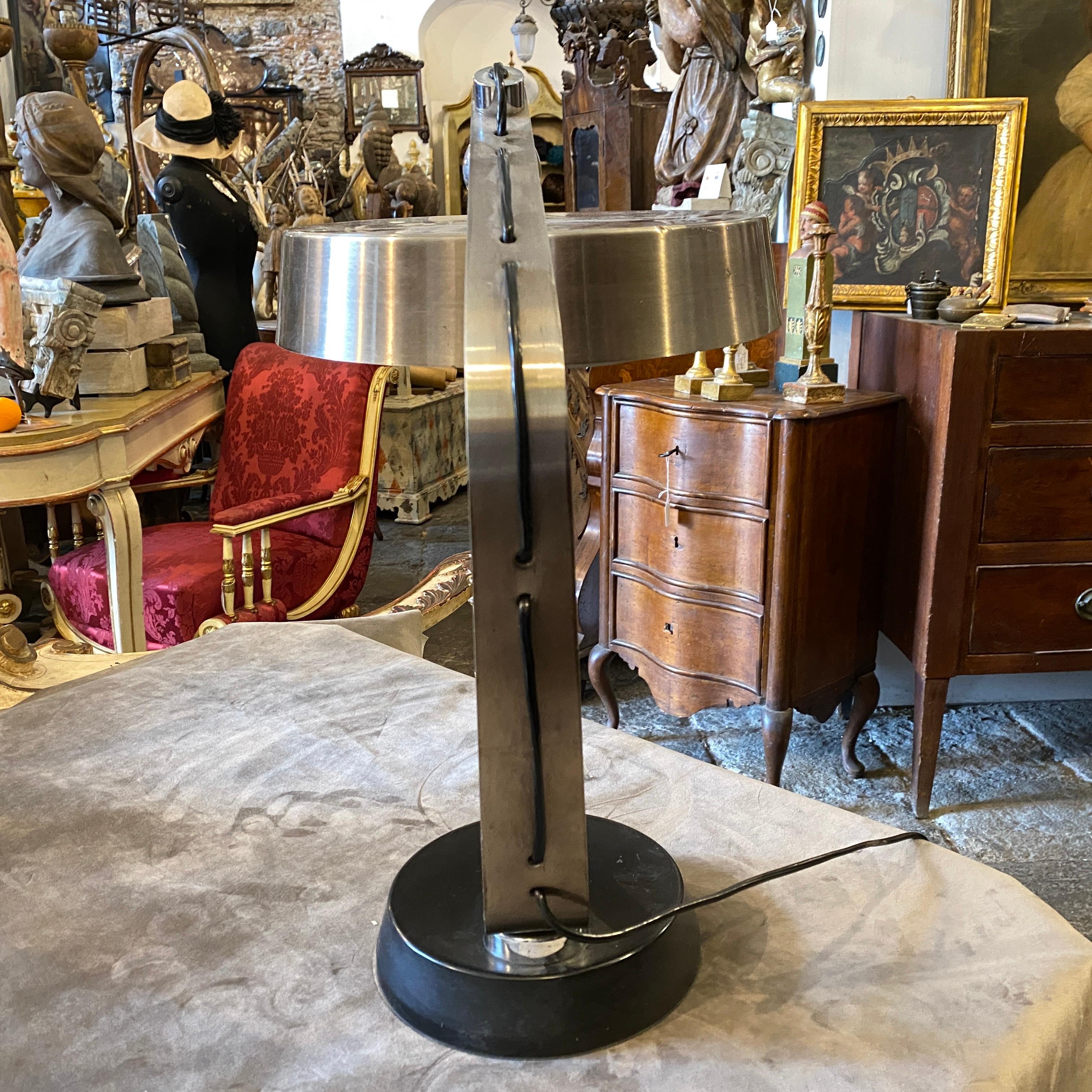 Lampe de table italienne de l'ère spatiale des années 1970 dans le style d'Arredoluce en vente 2