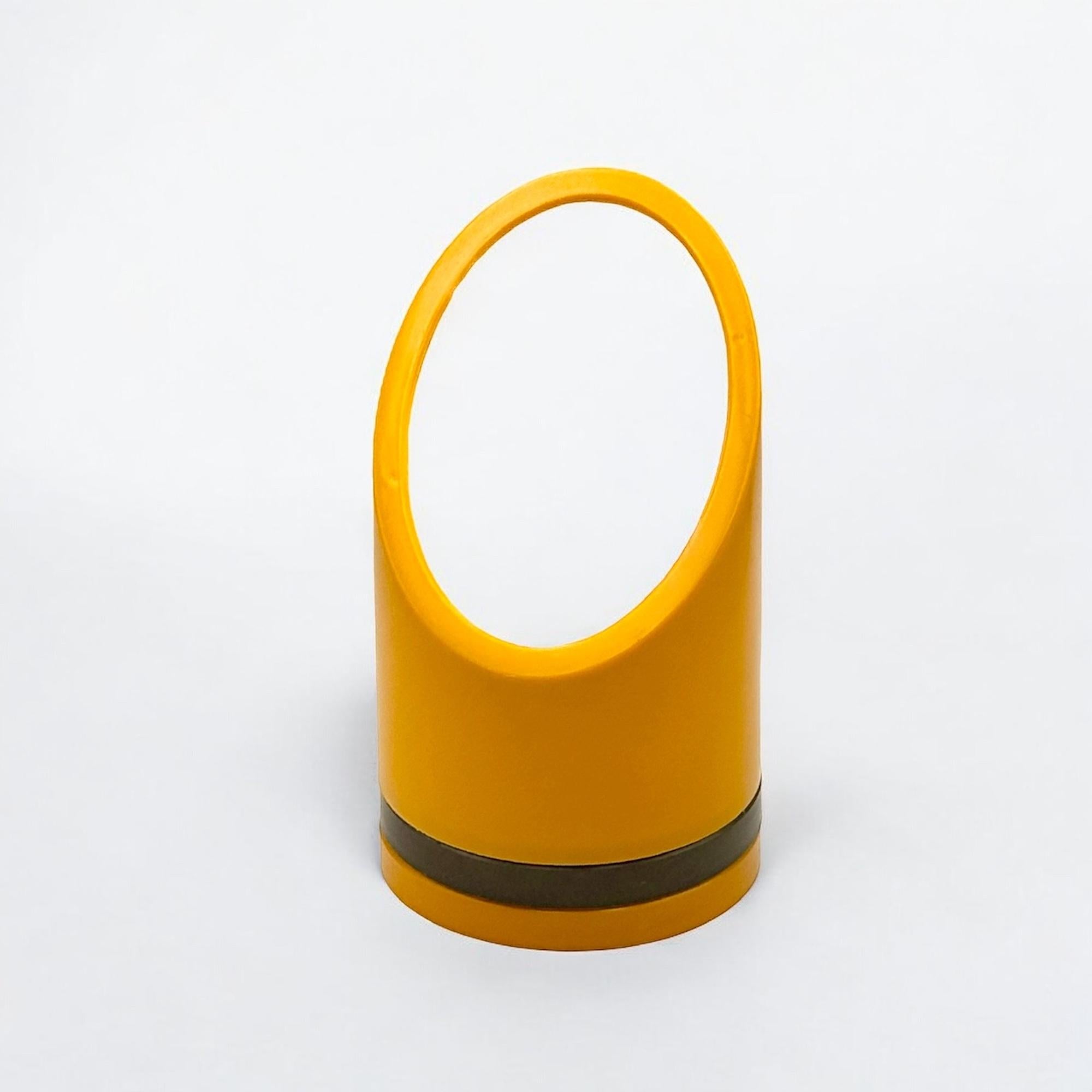 1970s Space AGE Lipstick Table Mirror Yellow Plastic Made in Holland Design en vente 4