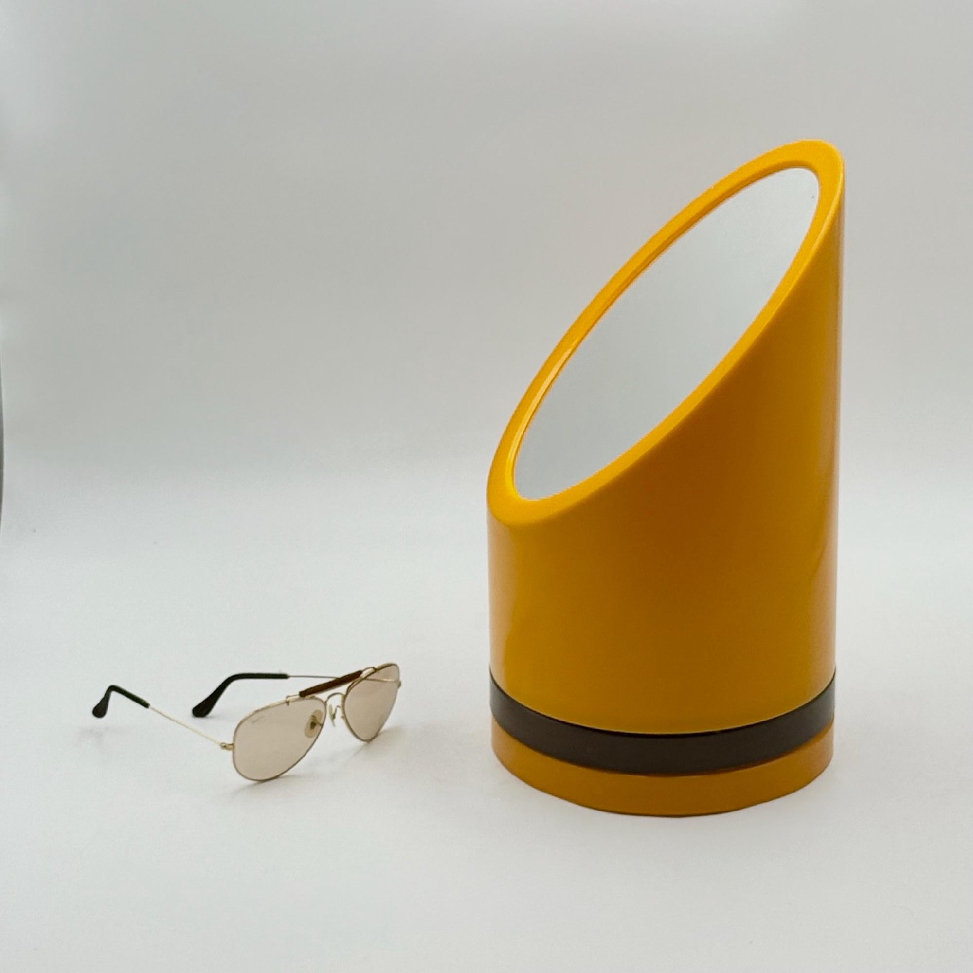 Néerlandais 1970s Space AGE Lipstick Table Mirror Yellow Plastic Made in Holland Design en vente