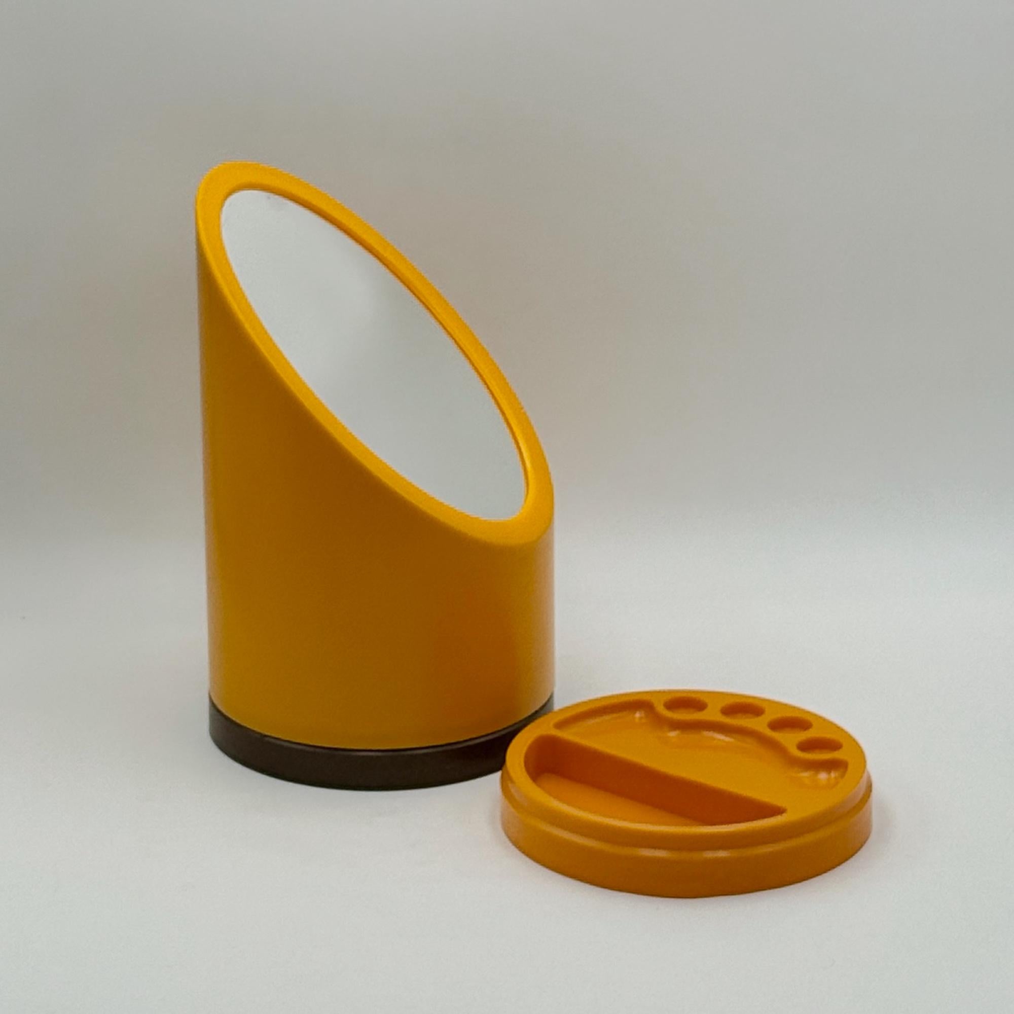 1970s Space AGE Lipstick Table Mirror Yellow Plastic Made in Holland Design en vente 1