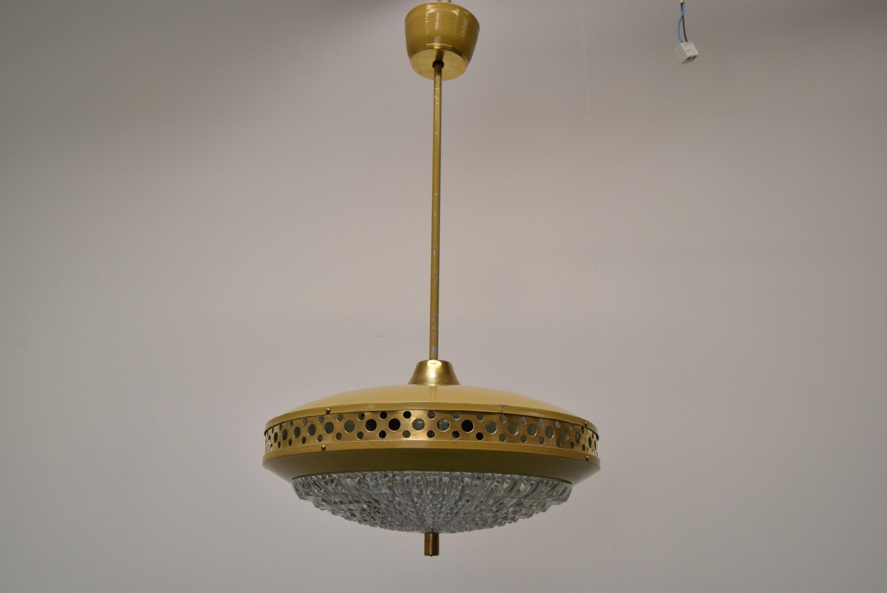 
Realizzato in vetro, metallo
Con patina invecchiata
2 lampadine E26 o E27
Compatibile con il cablaggio USA
Completamente funzionante
Condit originale con lievi segni di utilizzo