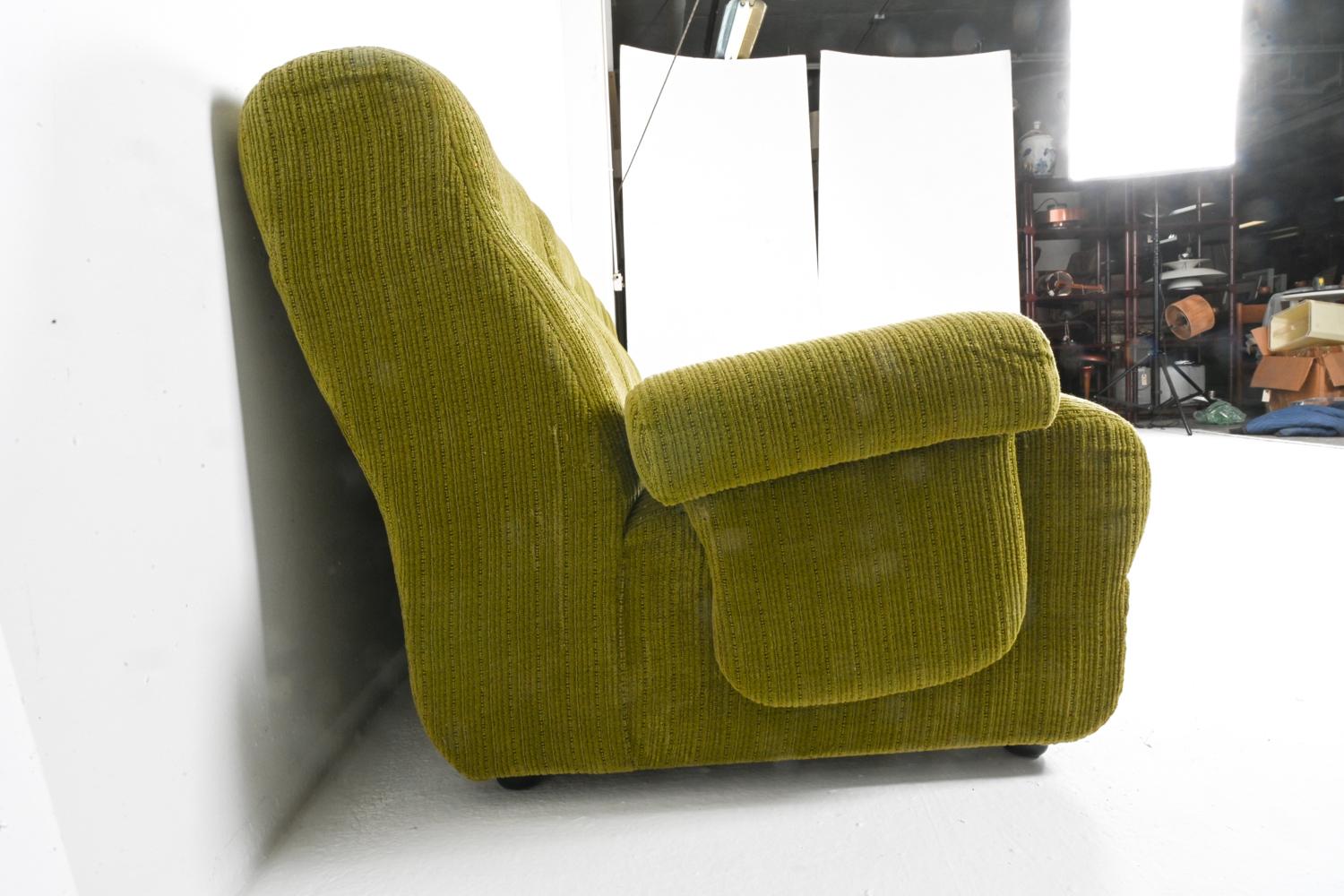 1970's Space Age Modular Sectional Sofa in Corded Sheared Boucle For Sale 7
