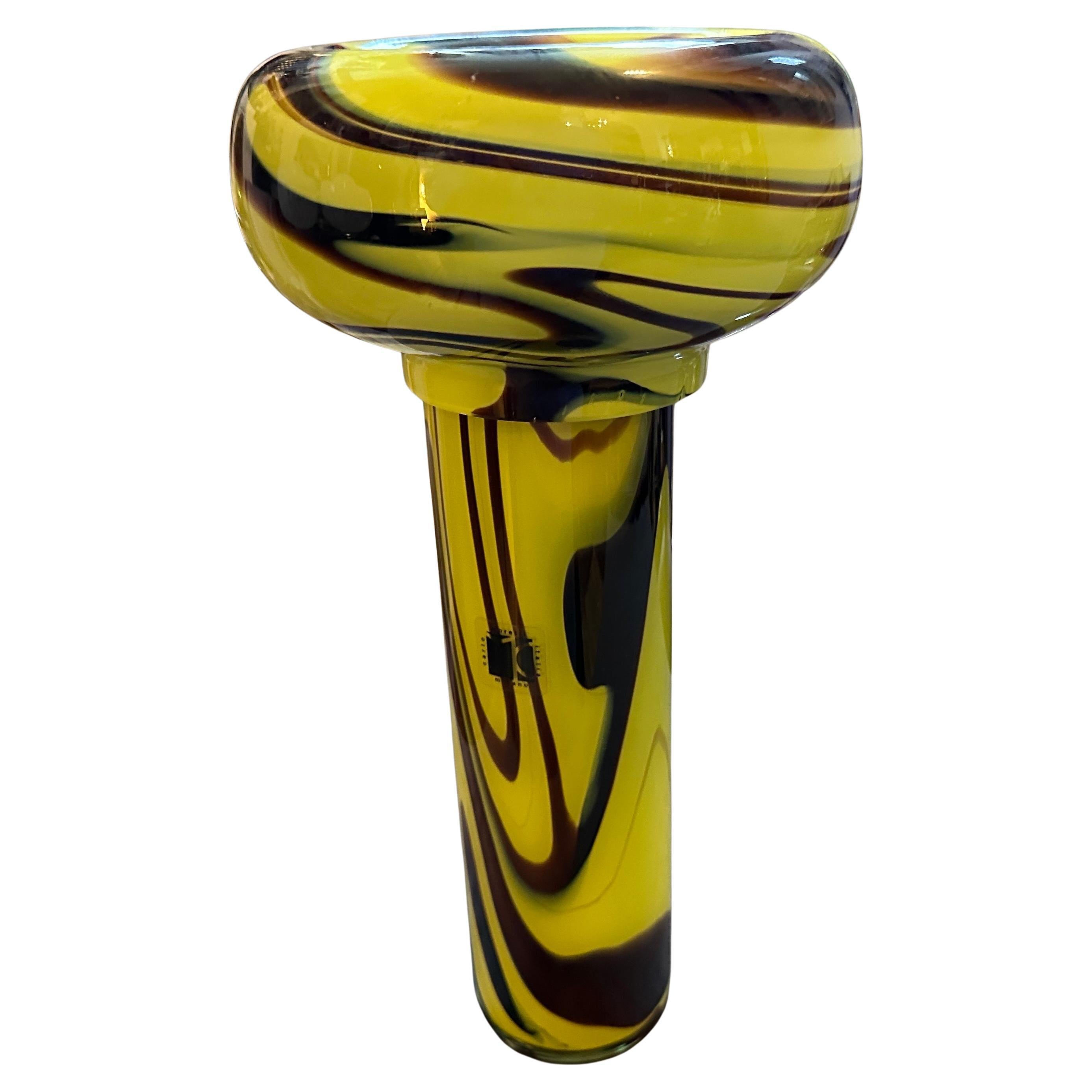 Questo straordinario set di due pezzi in vetro di Murano, un vaso e un posacenere, è la quintessenza del design A Space AGE degli anni '70 dell'acclamato vetraio Carlo Moretti. Il set presenta un ipnotico motivo a vortice di giallo brillante e