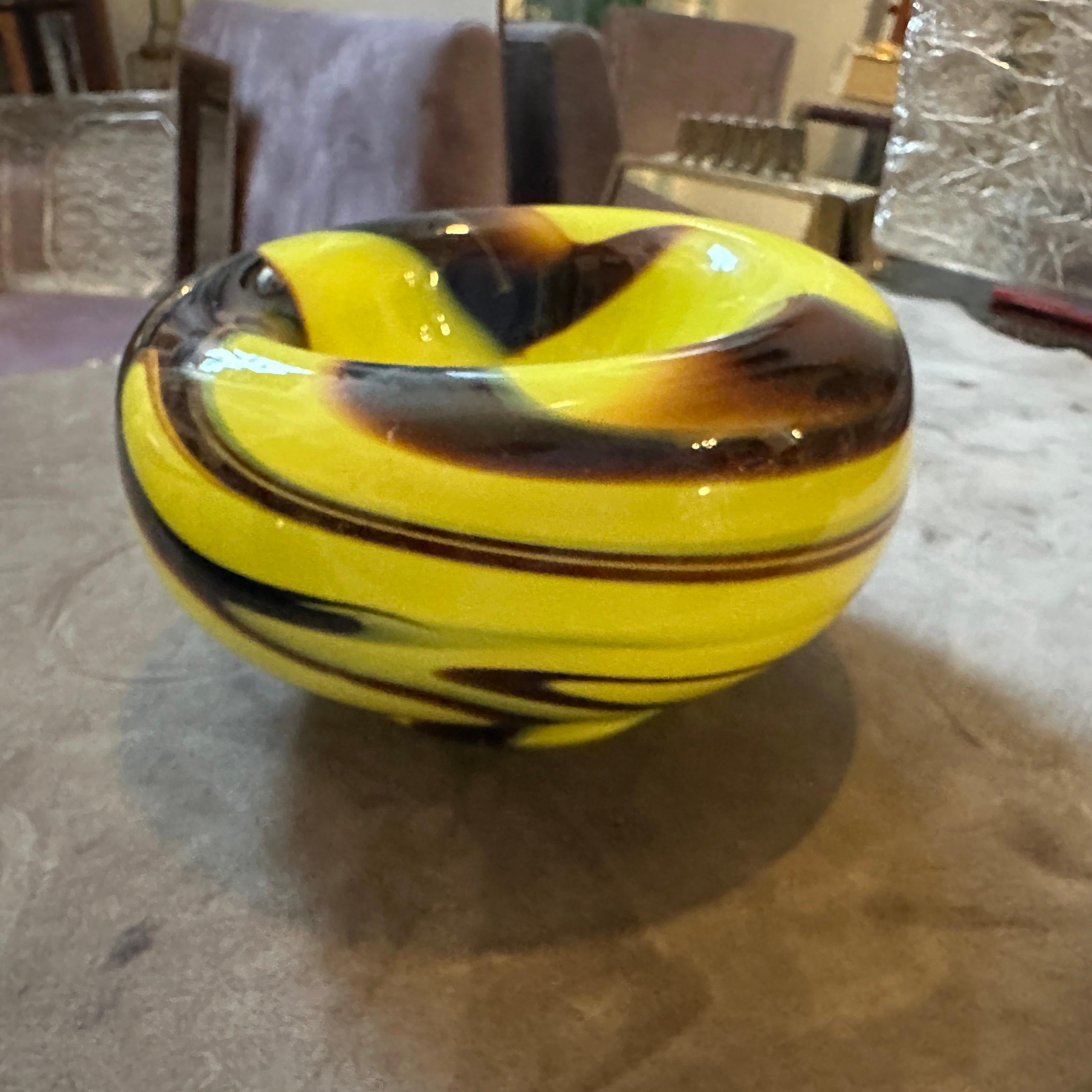 Fatto a mano Posacenere e vaso in vetro di Murano opalino degli anni '70 di Carlo Moretti in vendita