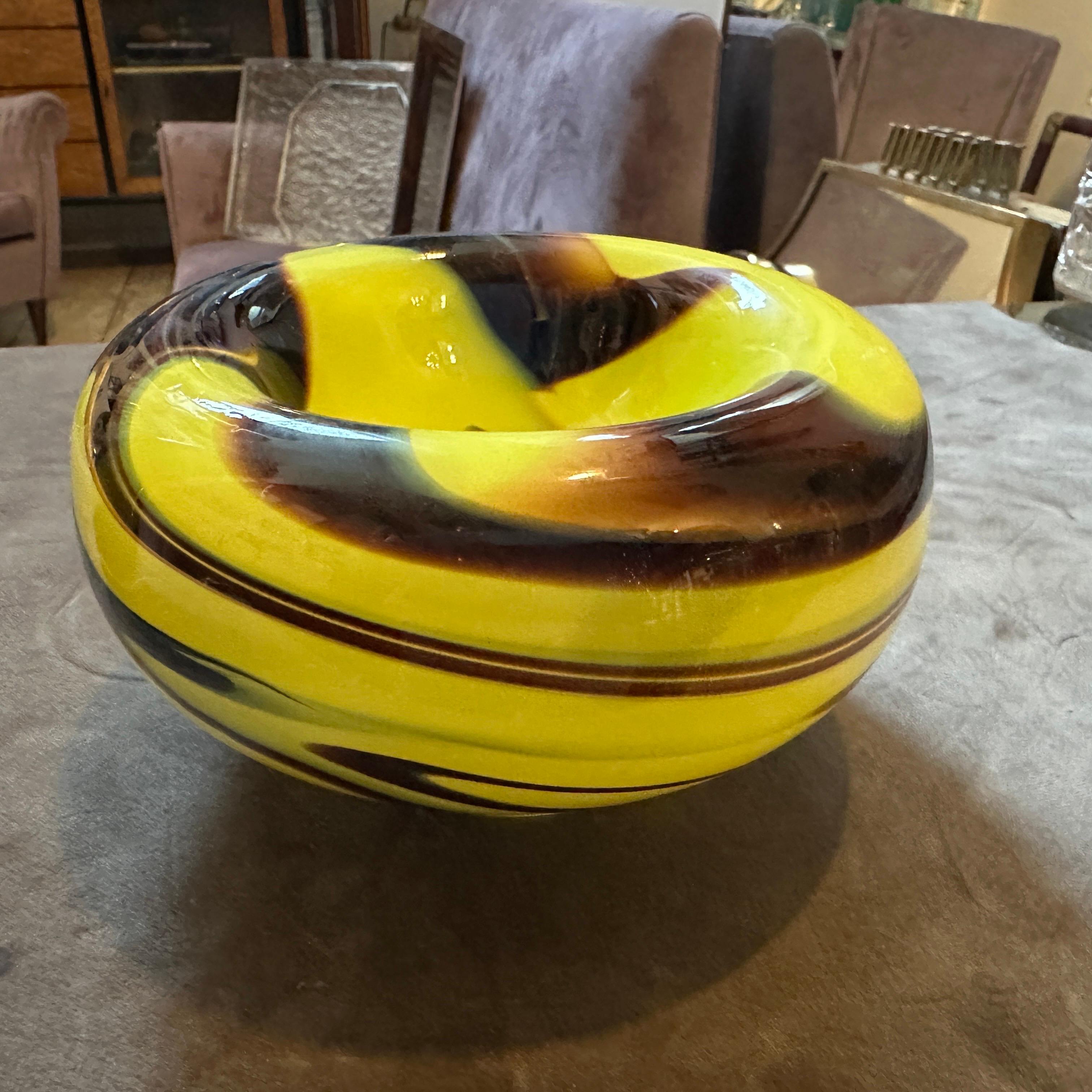 XX secolo Posacenere e vaso in vetro di Murano opalino degli anni '70 di Carlo Moretti in vendita