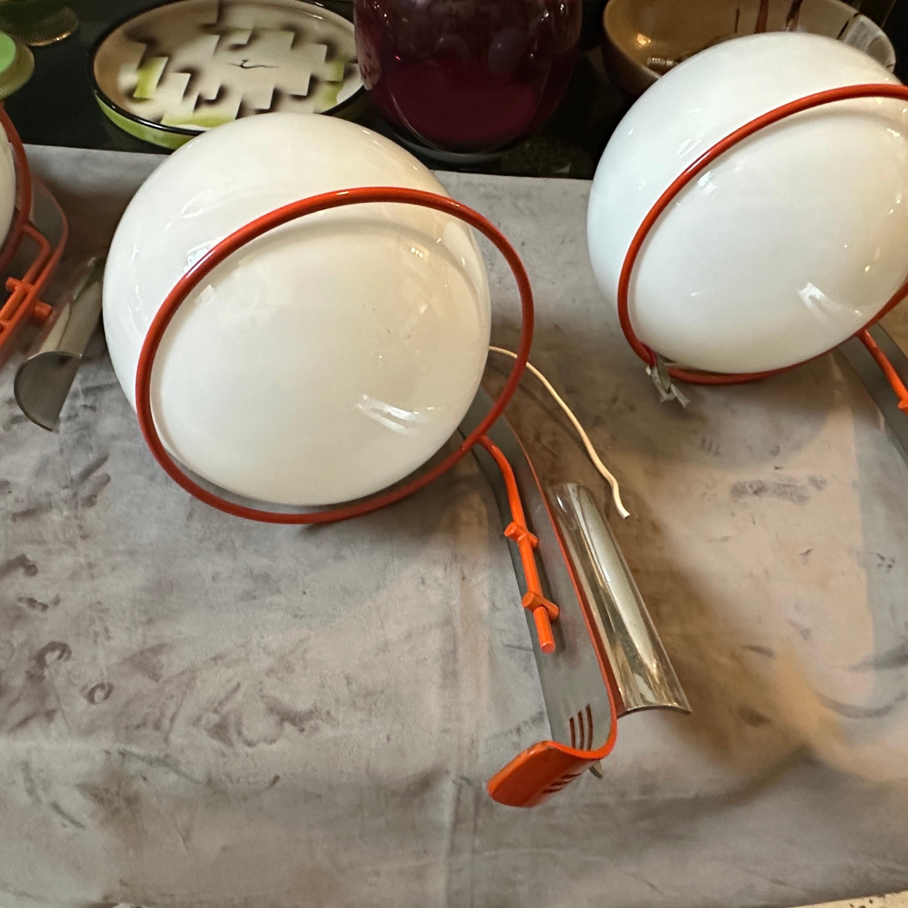 Applique da parete degli anni '70 in metallo arancione e bianco opalino in vendita 3
