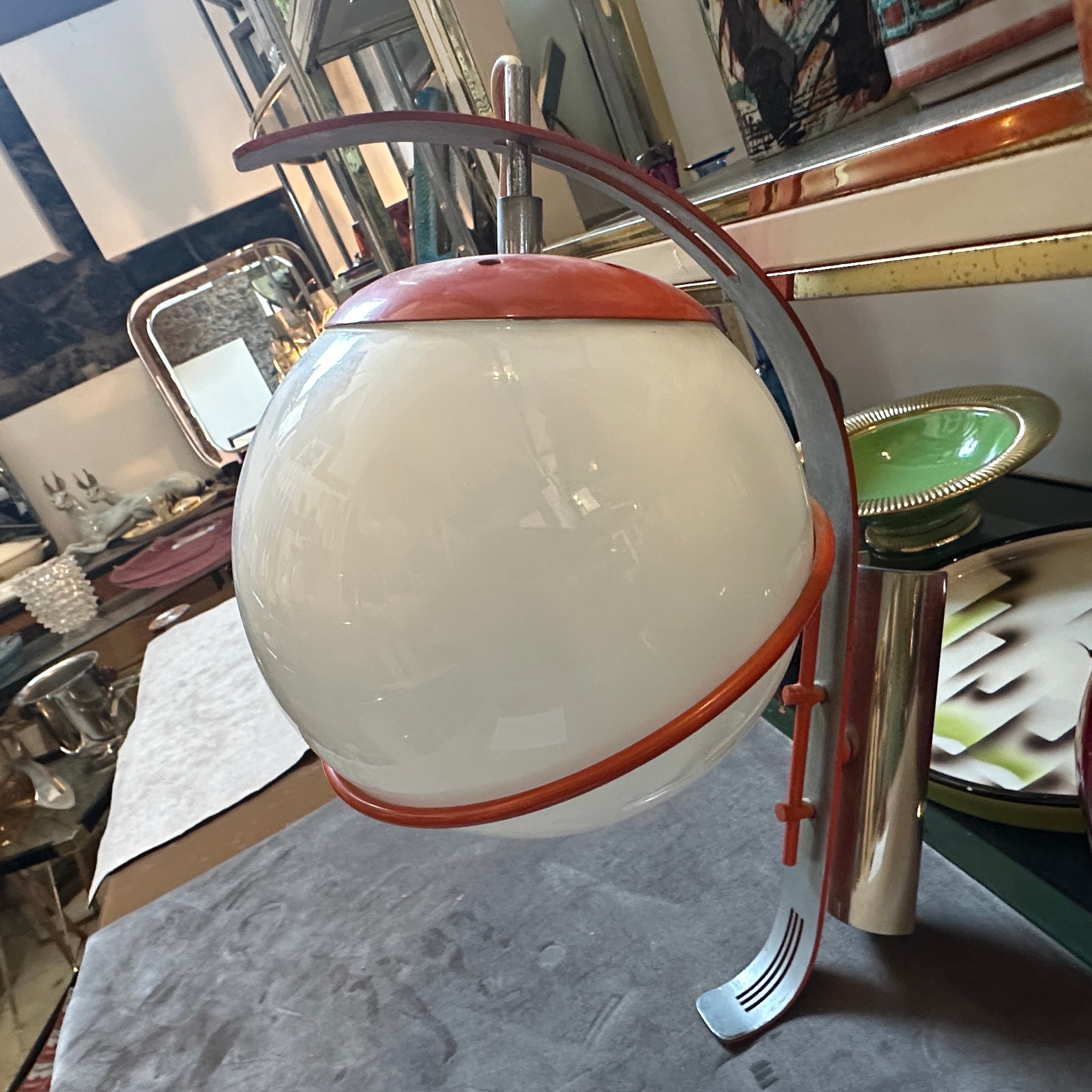 Space Age Applique da parete degli anni '70 in metallo arancione e bianco opalino in vendita