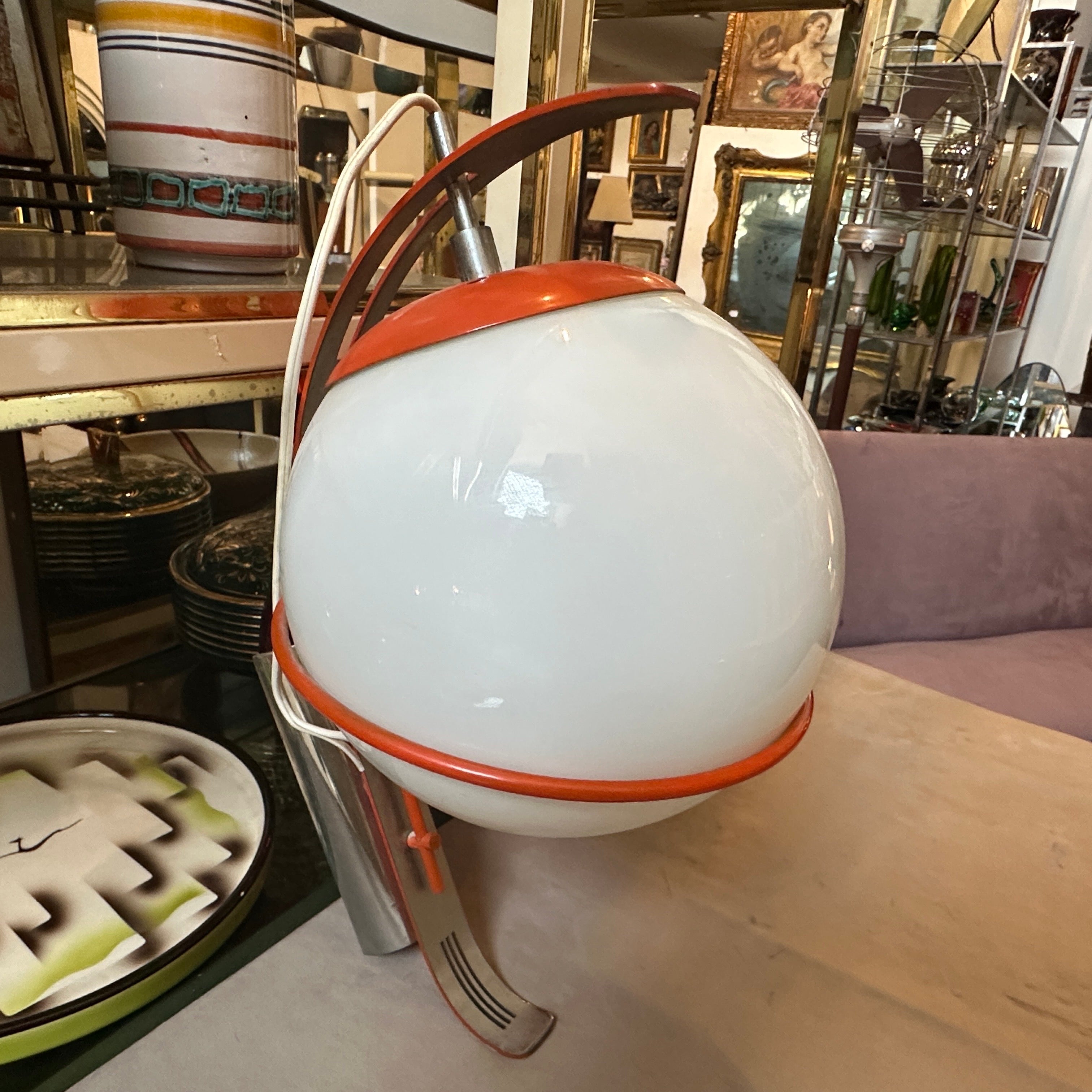 Italiano Applique da parete degli anni '70 in metallo arancione e bianco opalino in vendita
