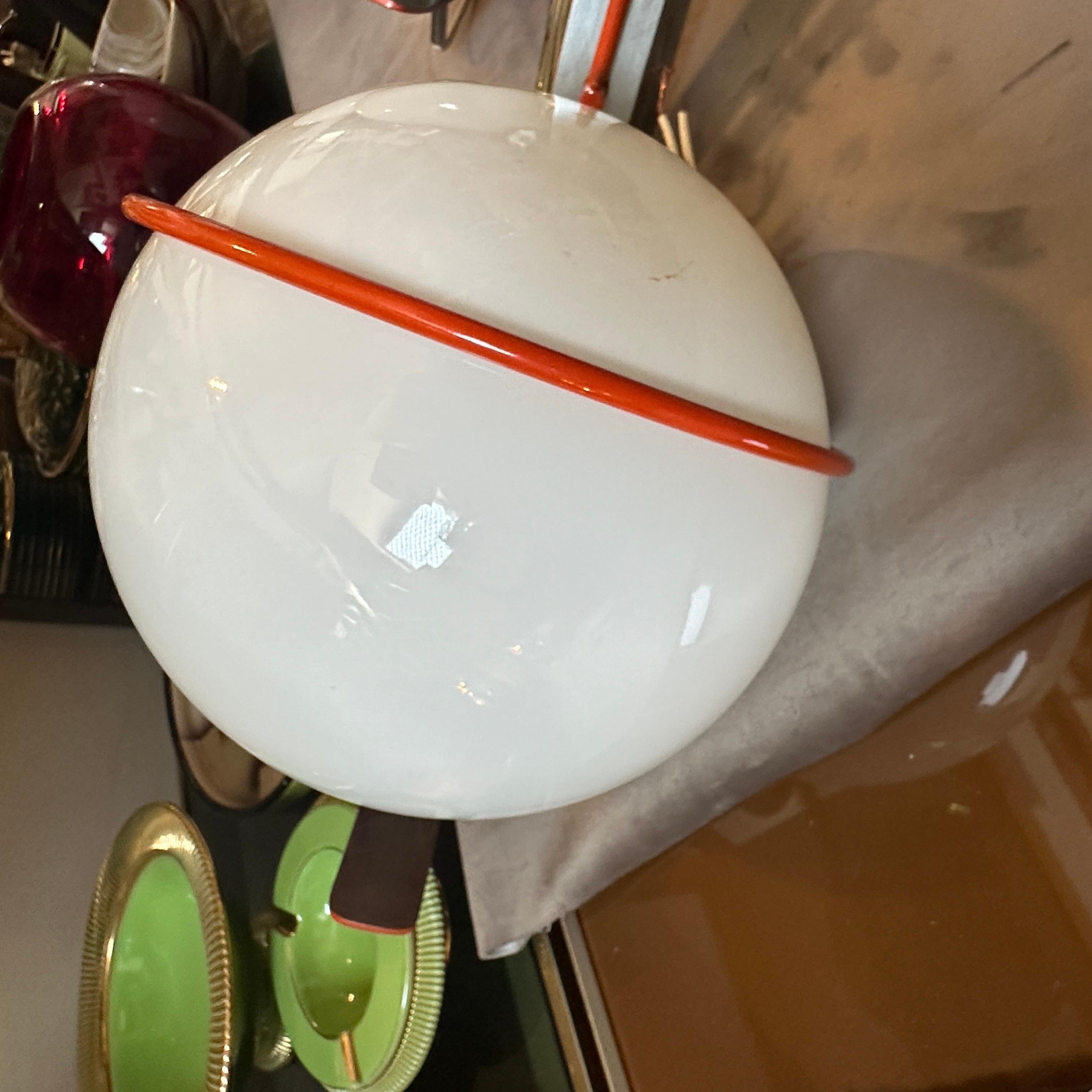 Metallo Applique da parete degli anni '70 in metallo arancione e bianco opalino in vendita
