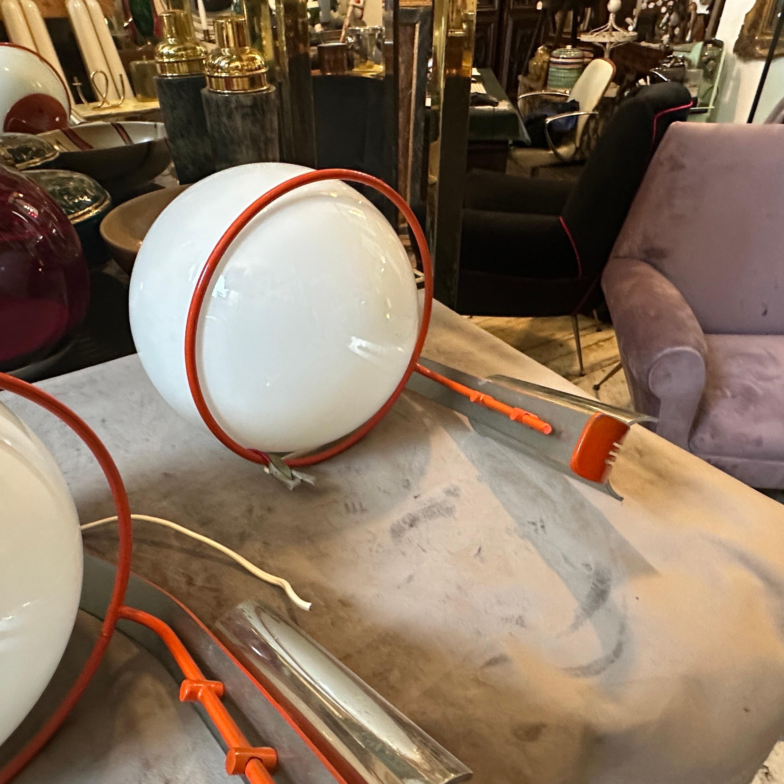 Applique da parete degli anni '70 in metallo arancione e bianco opalino in vendita 2