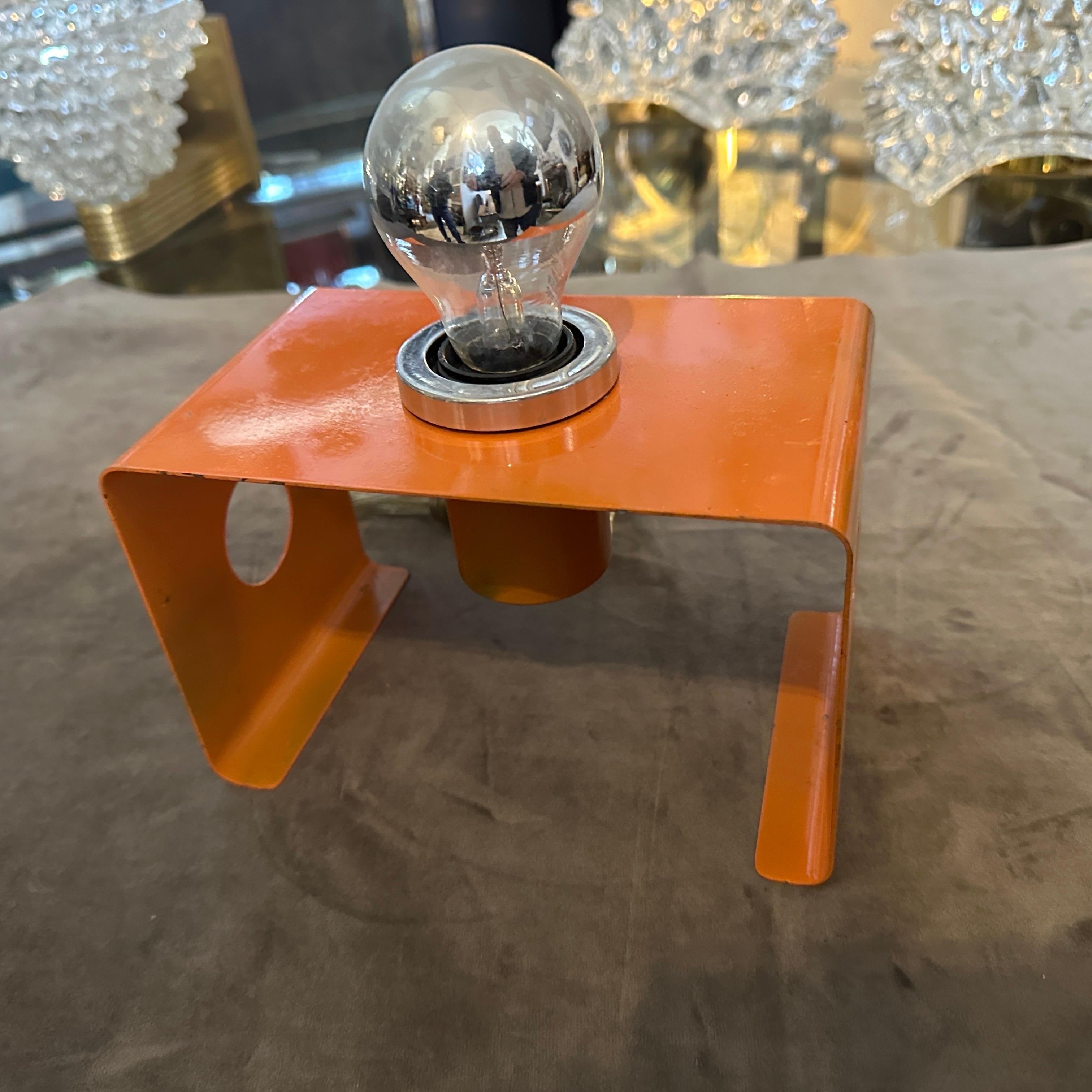 Cette lampe de table italienne incarne l'approche ludique et avant-gardiste de l'époque en matière de design. Sa géométrie audacieuse et son esthétique minimaliste sont des traits caractéristiques de l'ère spatiale et des conceptions d'éclairage
