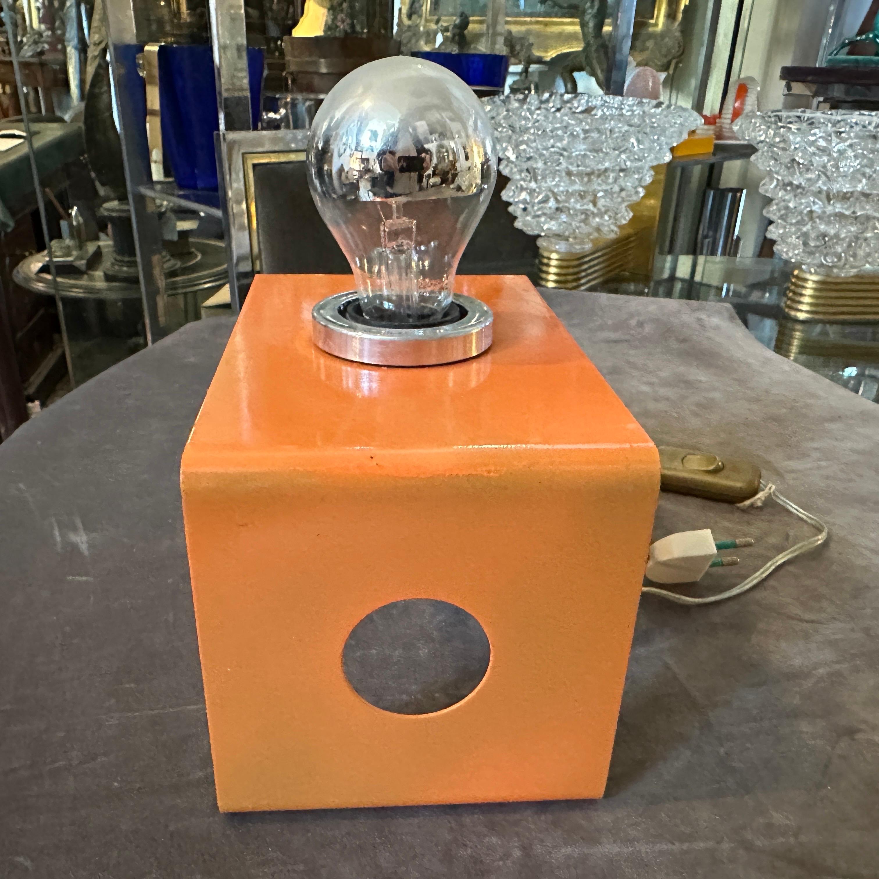 Ère spatiale 1970 Space A Space, lampe de table italienne en métal peint en orange en vente