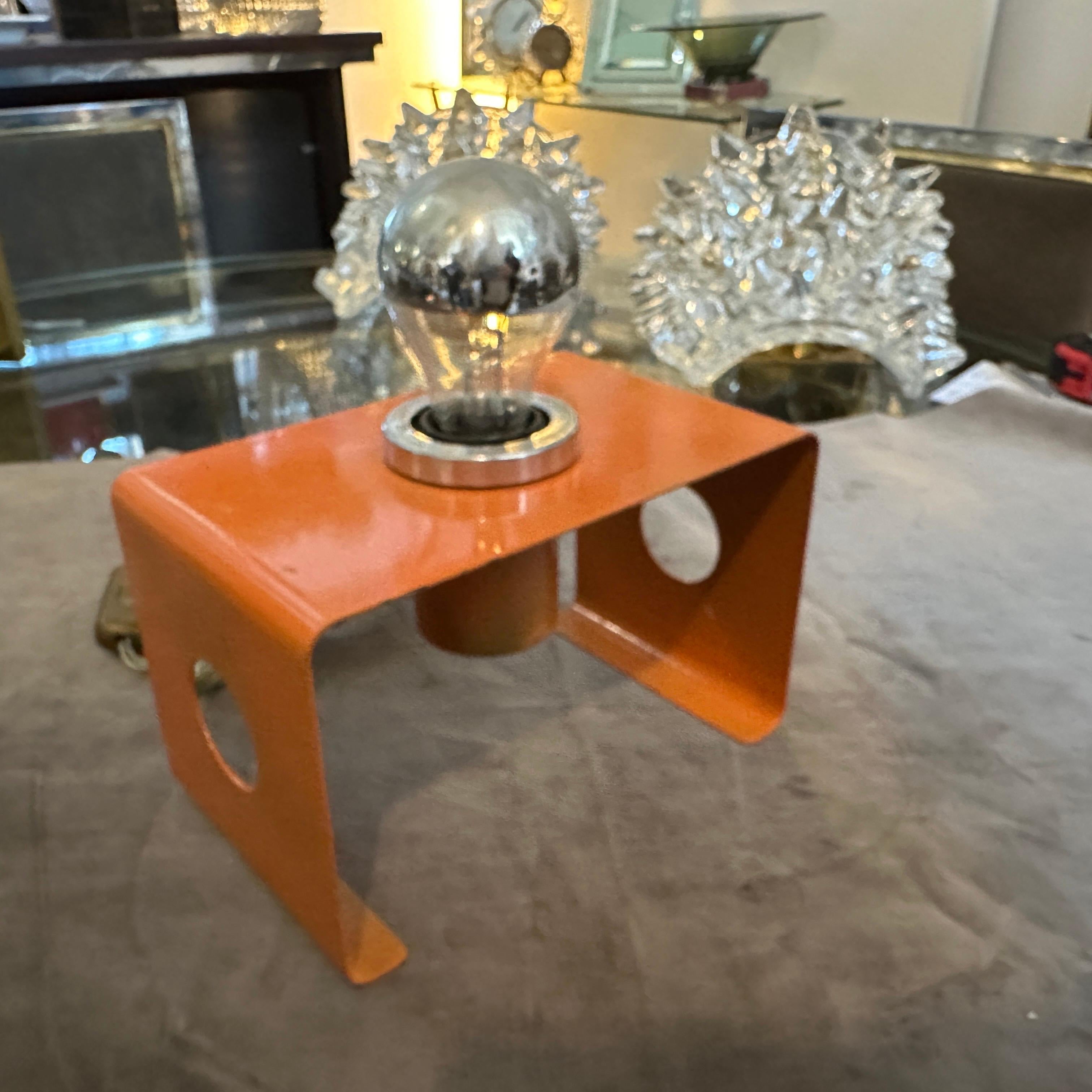 1970 Space A Space, lampe de table italienne en métal peint en orange Bon état - En vente à Aci Castello, IT