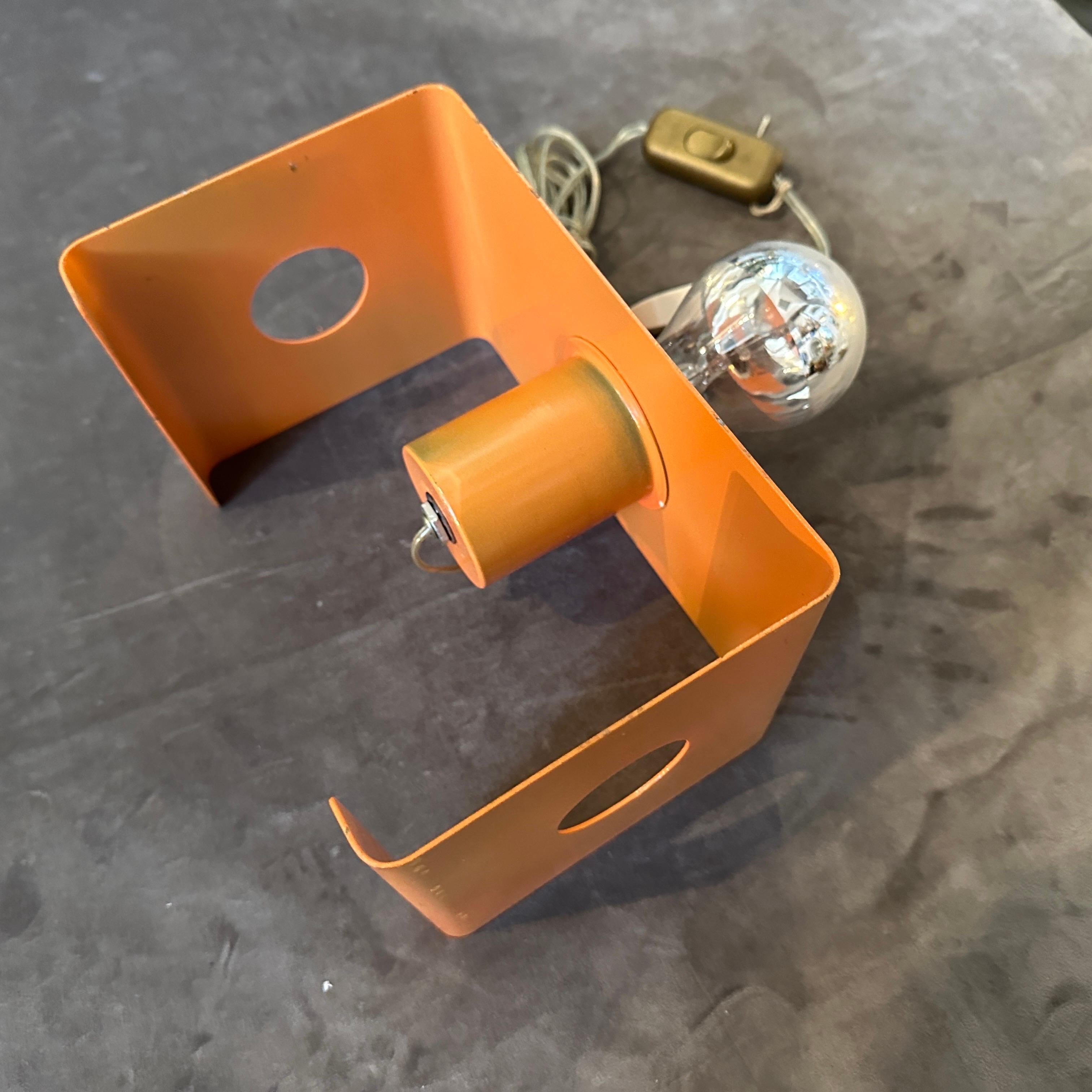 20ième siècle 1970 Space A Space, lampe de table italienne en métal peint en orange en vente