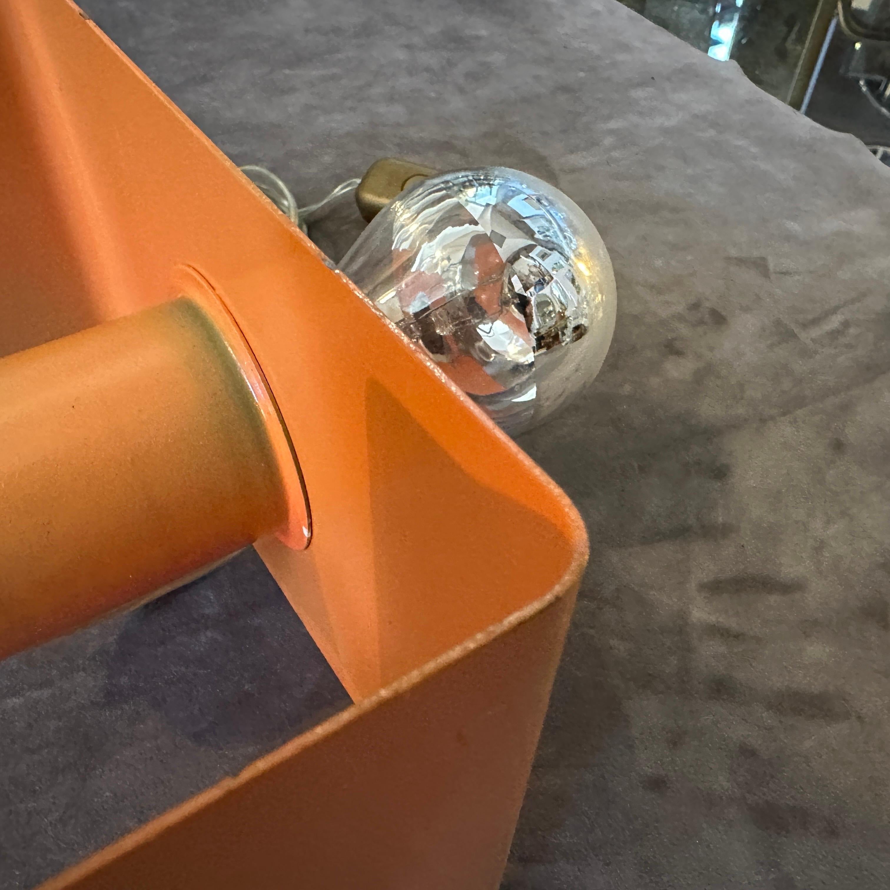 Métal 1970 Space A Space, lampe de table italienne en métal peint en orange en vente