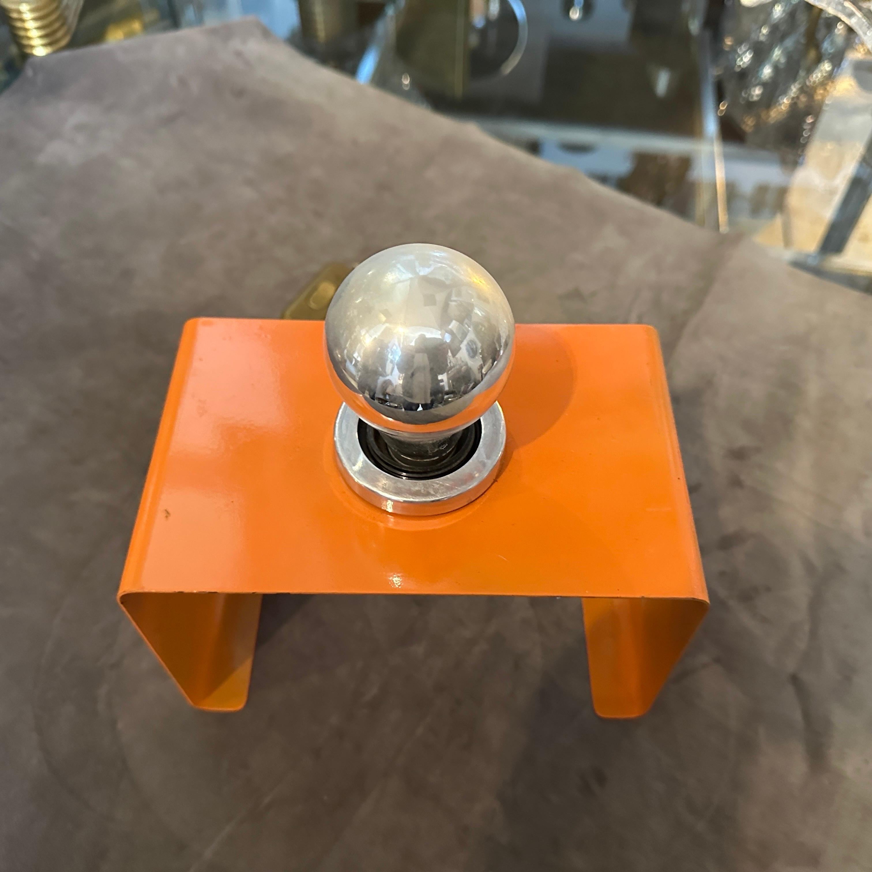 1970 Space A Space, lampe de table italienne en métal peint en orange en vente 2
