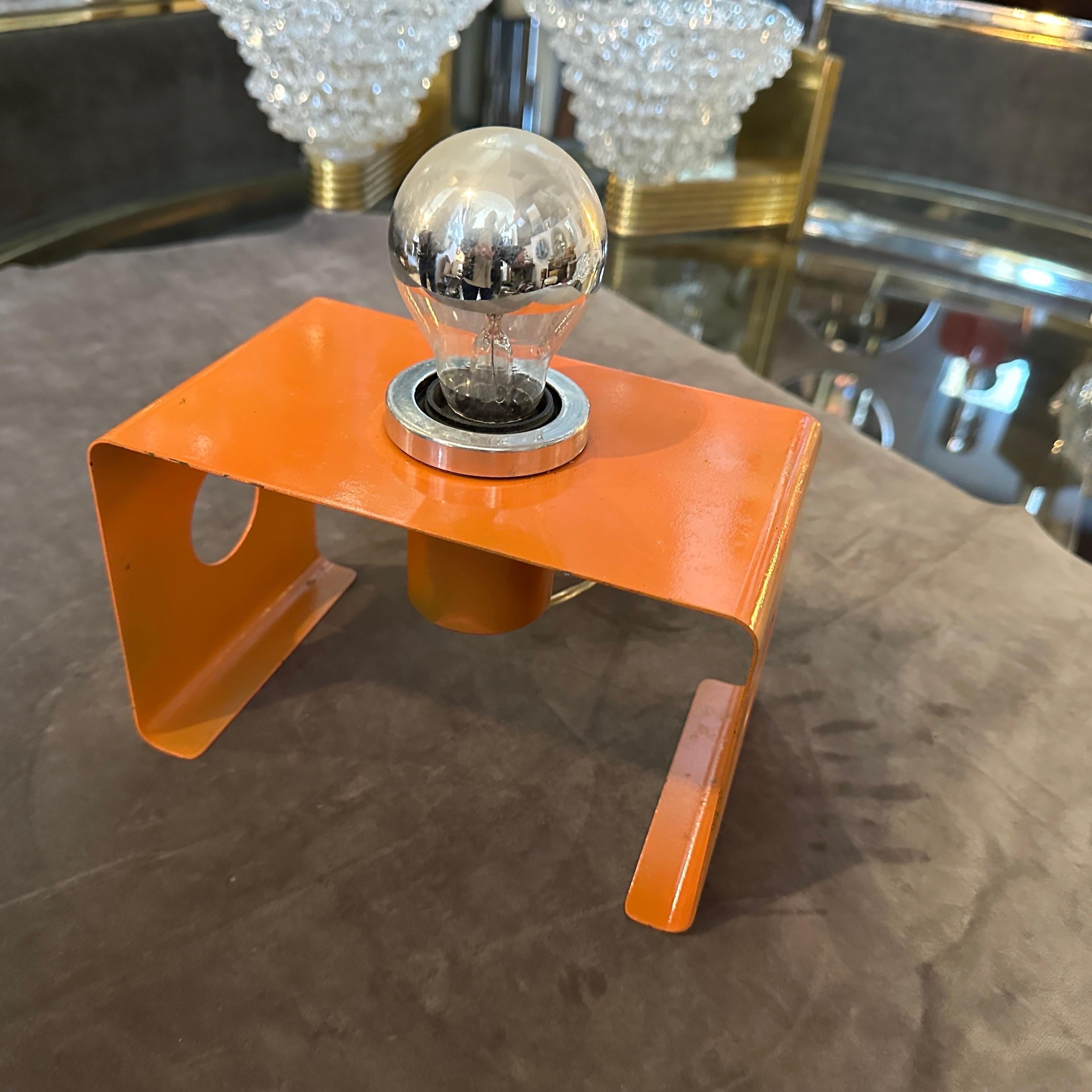 1970 Space A Space, lampe de table italienne en métal peint en orange en vente 3