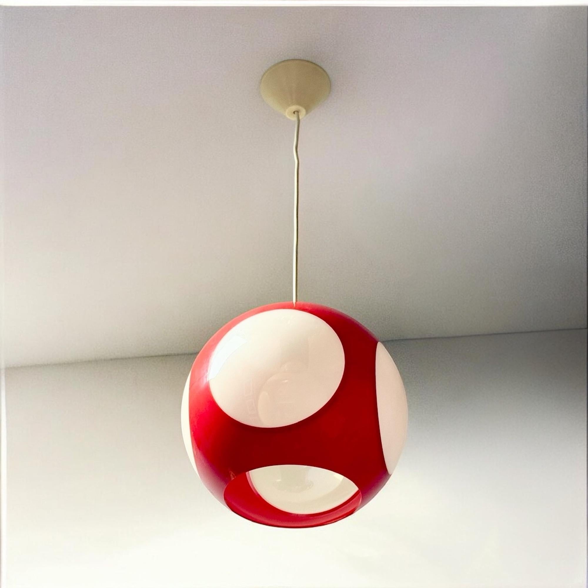 Lampada a sospensione anni '70 di Massive in plastica rossa e diffusori opalini Belgio in vendita 3