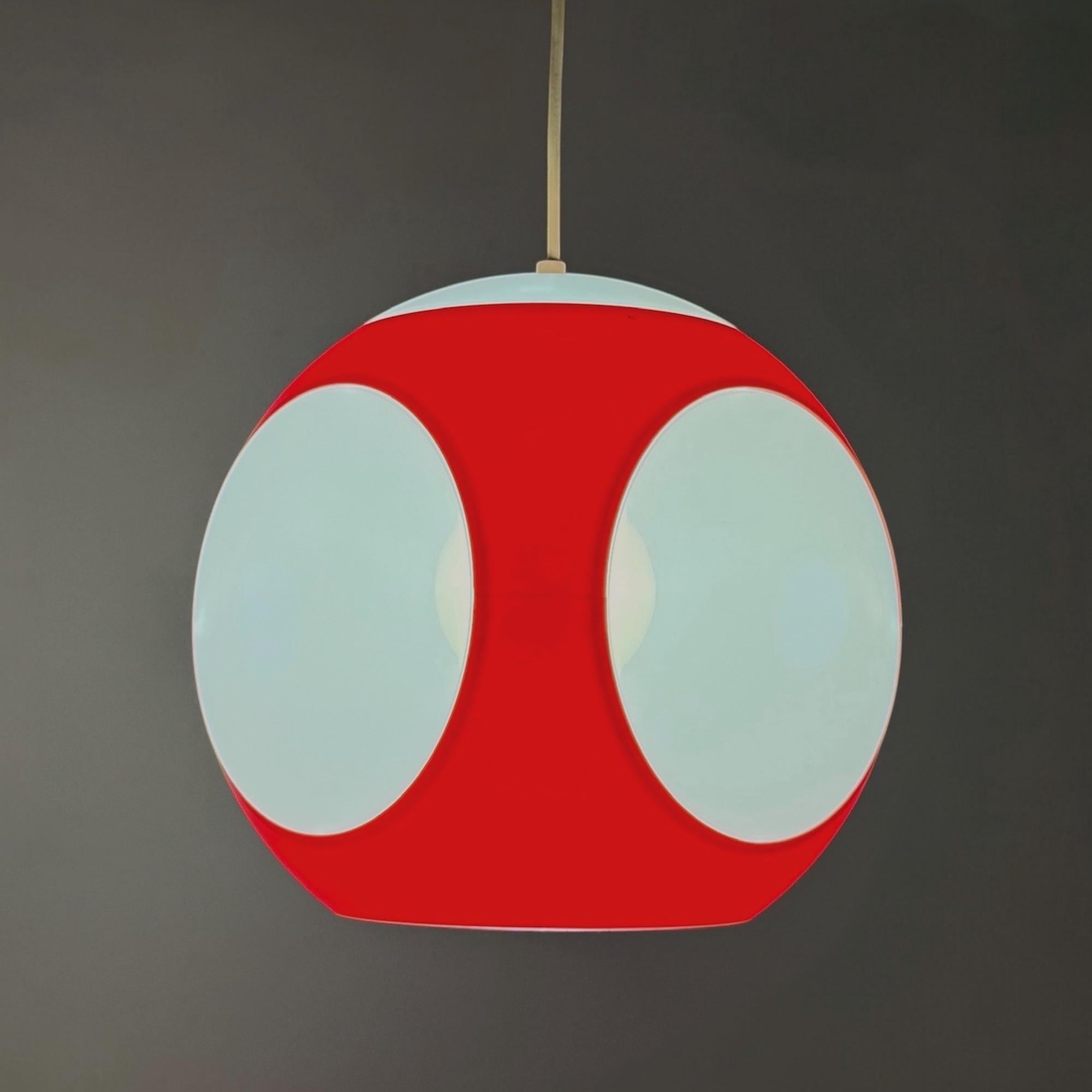 Space Age Lampada a sospensione anni '70 di Massive in plastica rossa e diffusori opalini Belgio in vendita