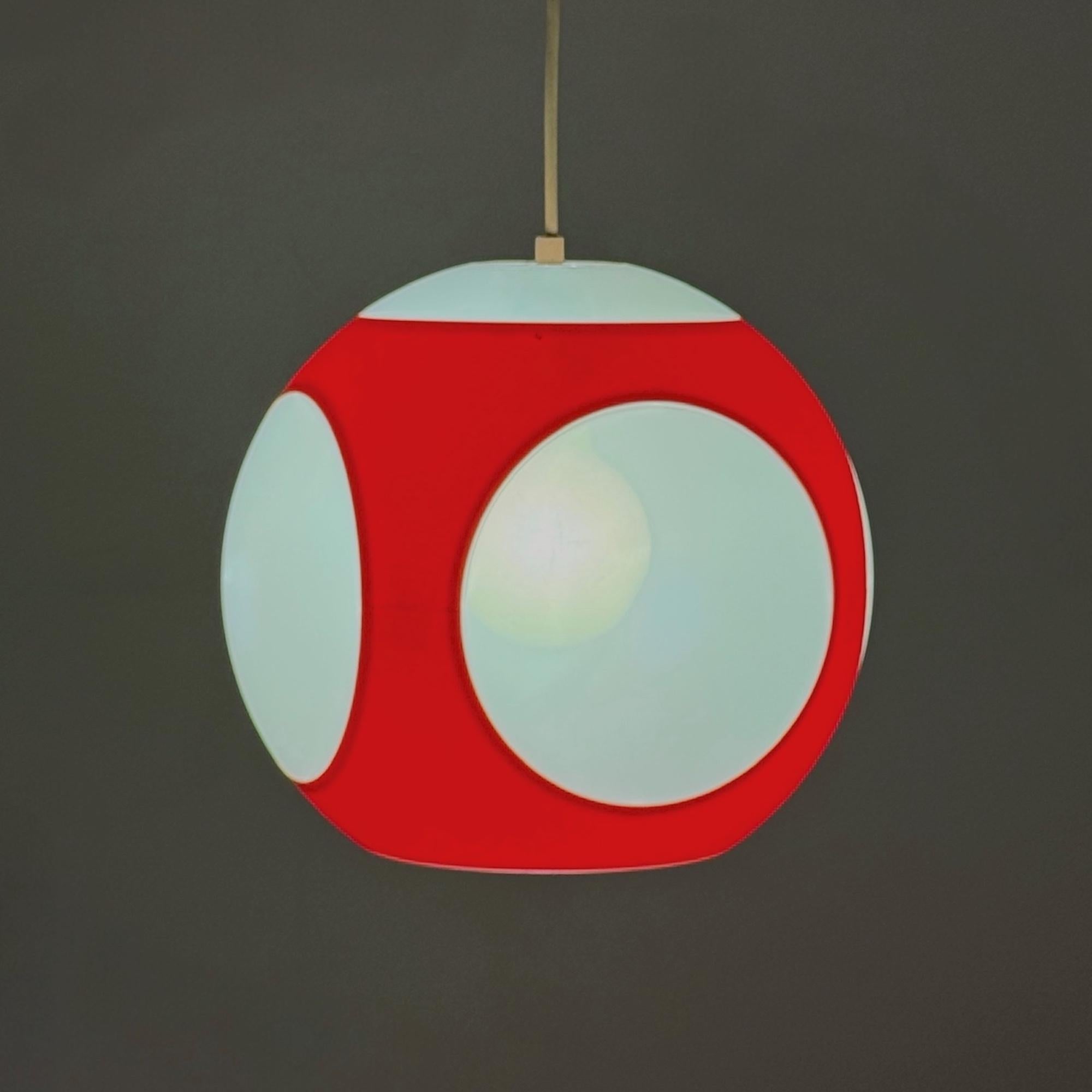 Lampada a sospensione anni '70 di Massive in plastica rossa e diffusori opalini Belgio In condizioni buone in vendita a San Benedetto Del Tronto, IT