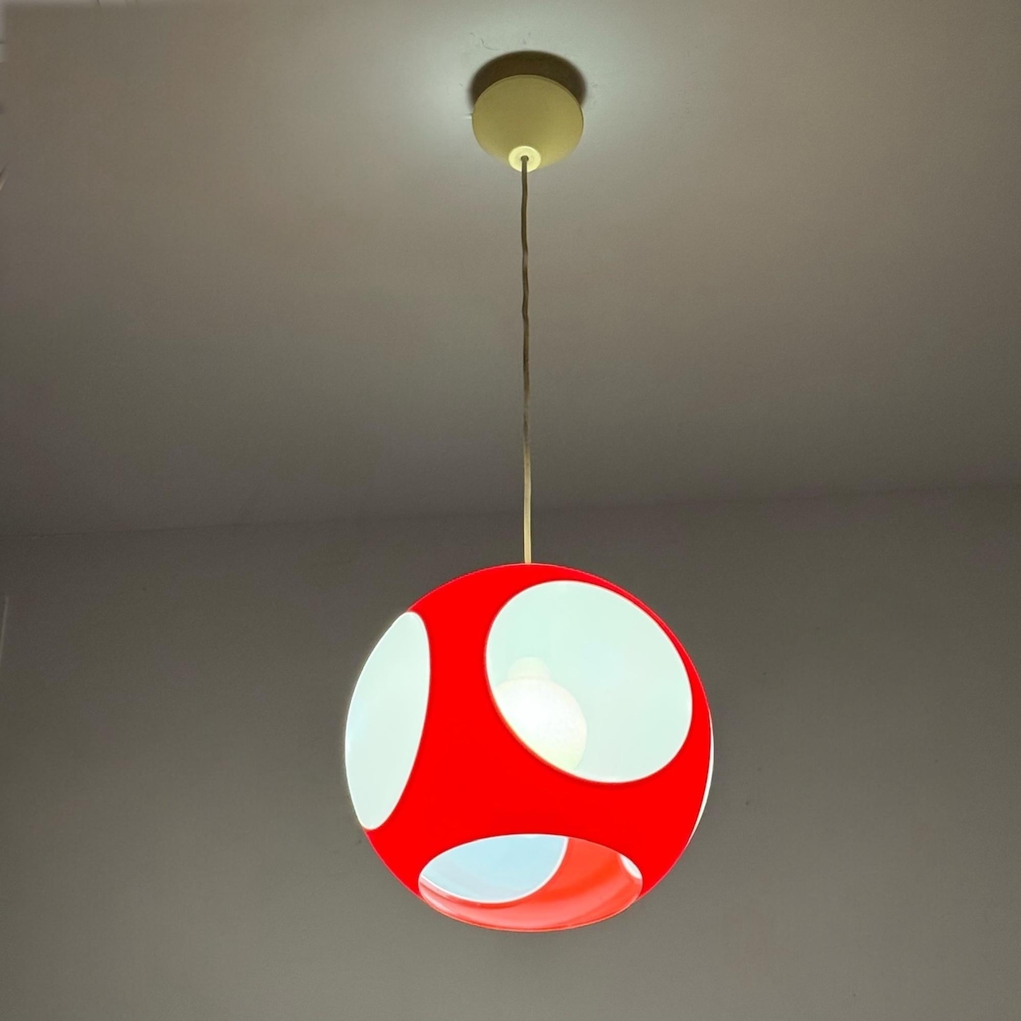 Fine XX secolo Lampada a sospensione anni '70 di Massive in plastica rossa e diffusori opalini Belgio in vendita