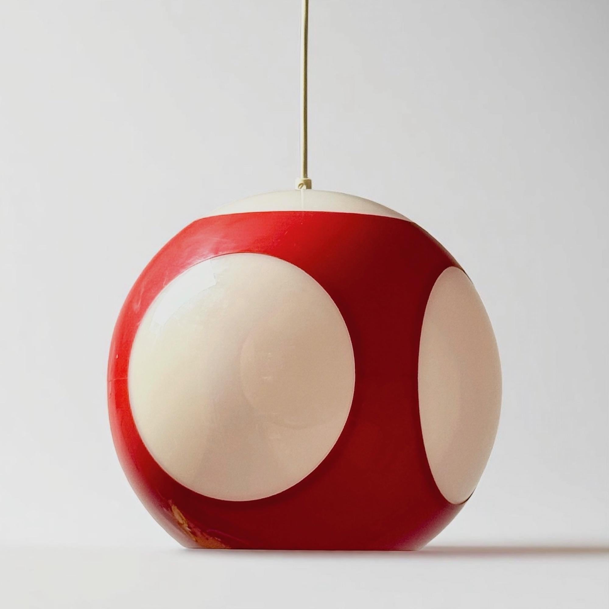 Lampada a sospensione anni '70 di Massive in plastica rossa e diffusori opalini Belgio in vendita 2