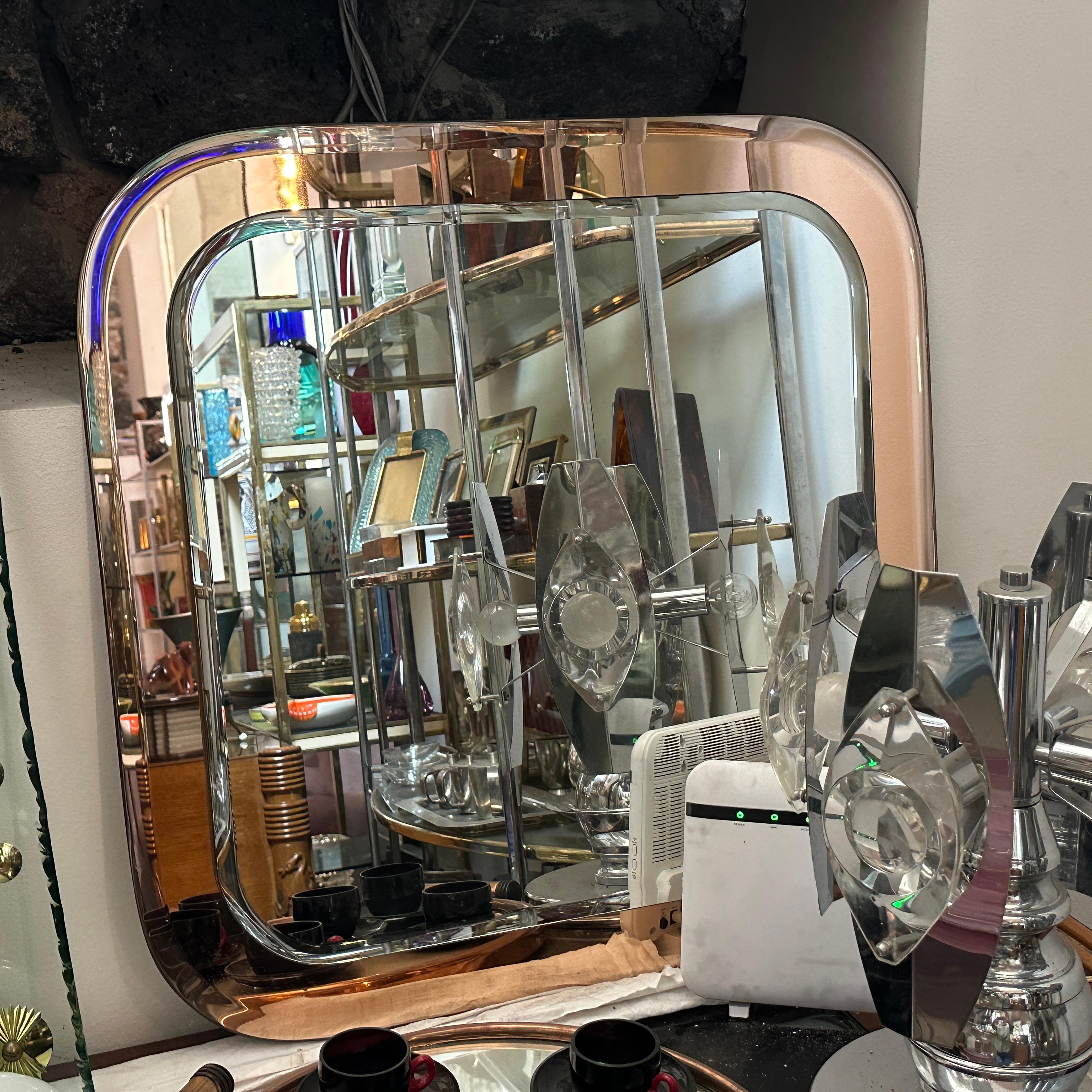 Ein erstaunlicher quadratischer Wandspiegel, entworfen und hergestellt in Italien von Lupi Cristal Luxor (Original Label auf der Rückseite). Der Spiegel ist ein unverwechselbares und stilvolles Stück, das die innovativen Designtrends der damaligen
