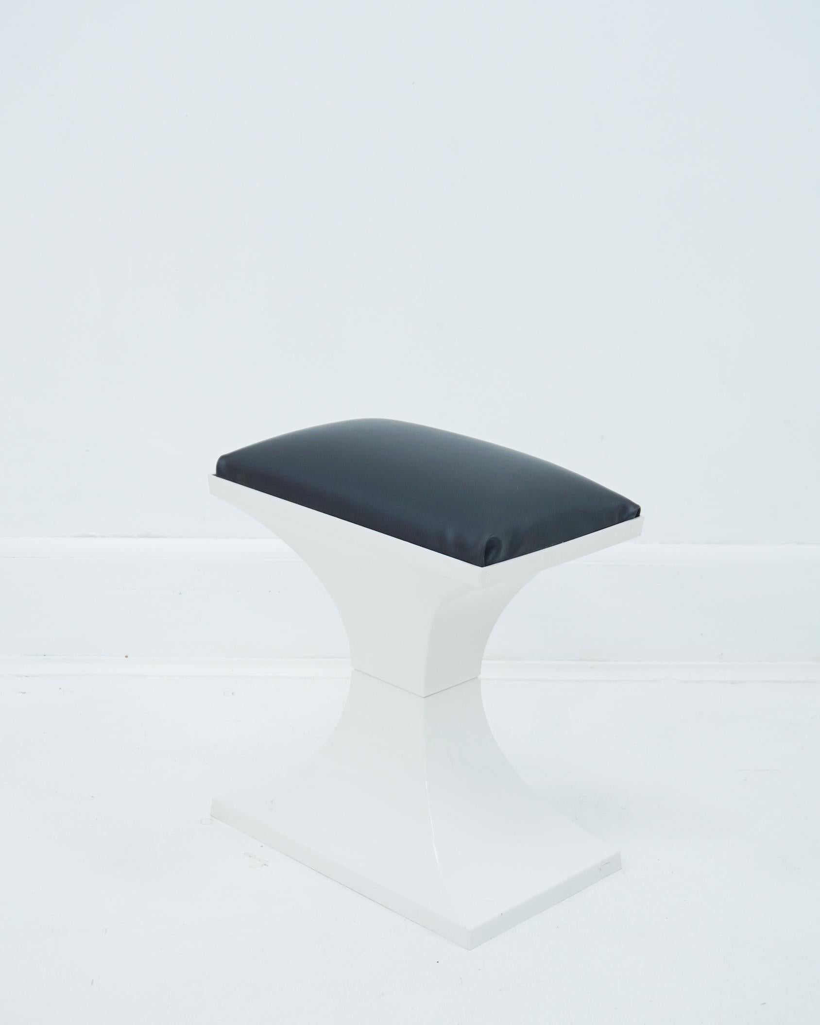 1970s Space-age Plastic and Faux Leather Stool Footrest Made in Holland For Sale 3