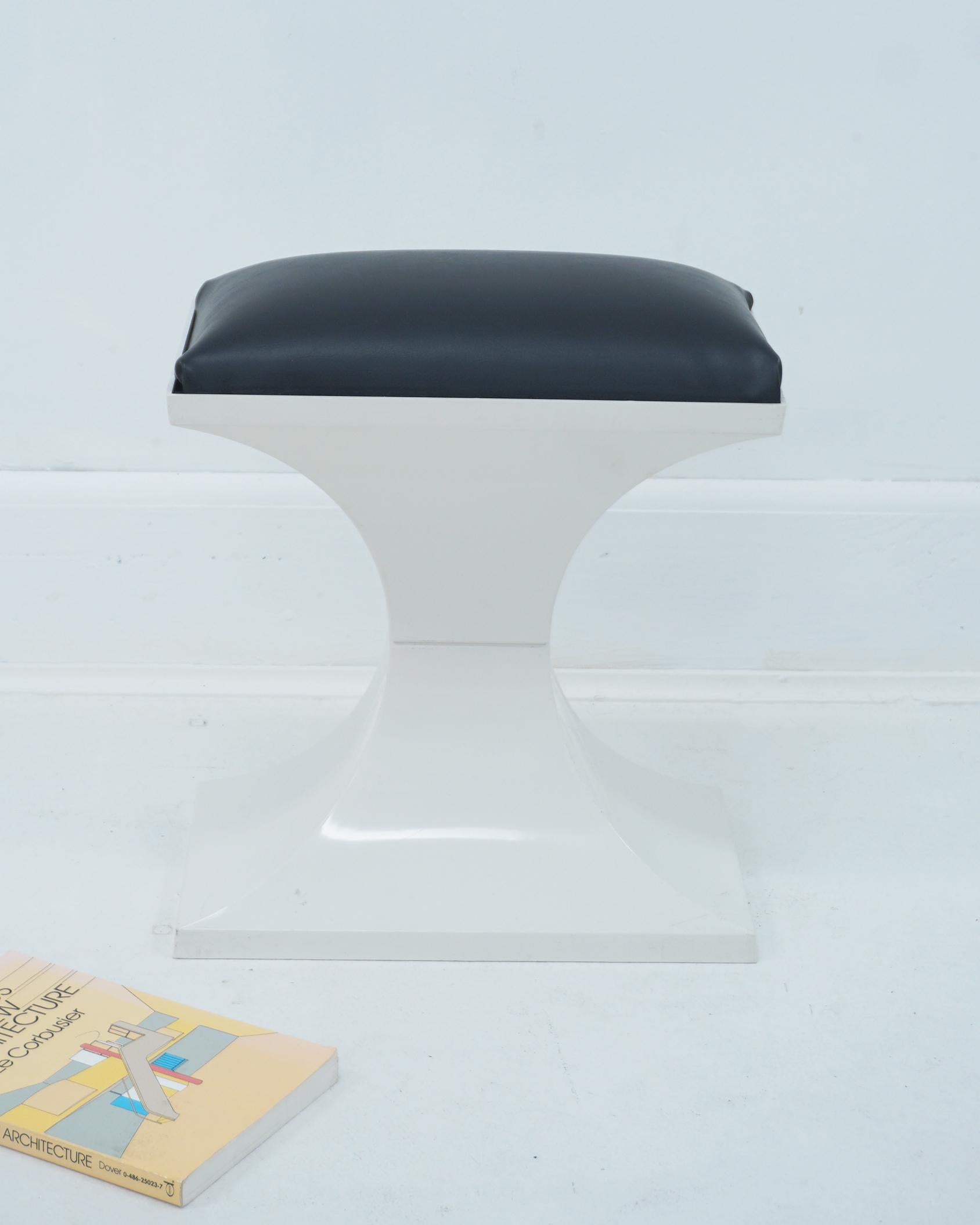 1970s Space-age Plastic and Faux Leather Stool Footrest Made in Holland In Good Condition For Sale In San Gabriel, CA
