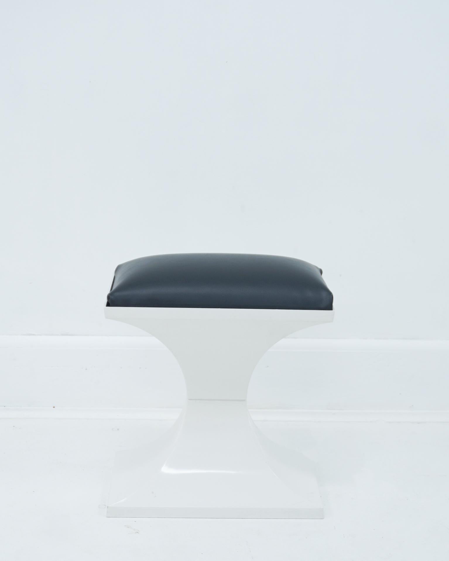 1970s Space-age Plastic and Faux Leather Stool Footrest Made in Holland For Sale 2