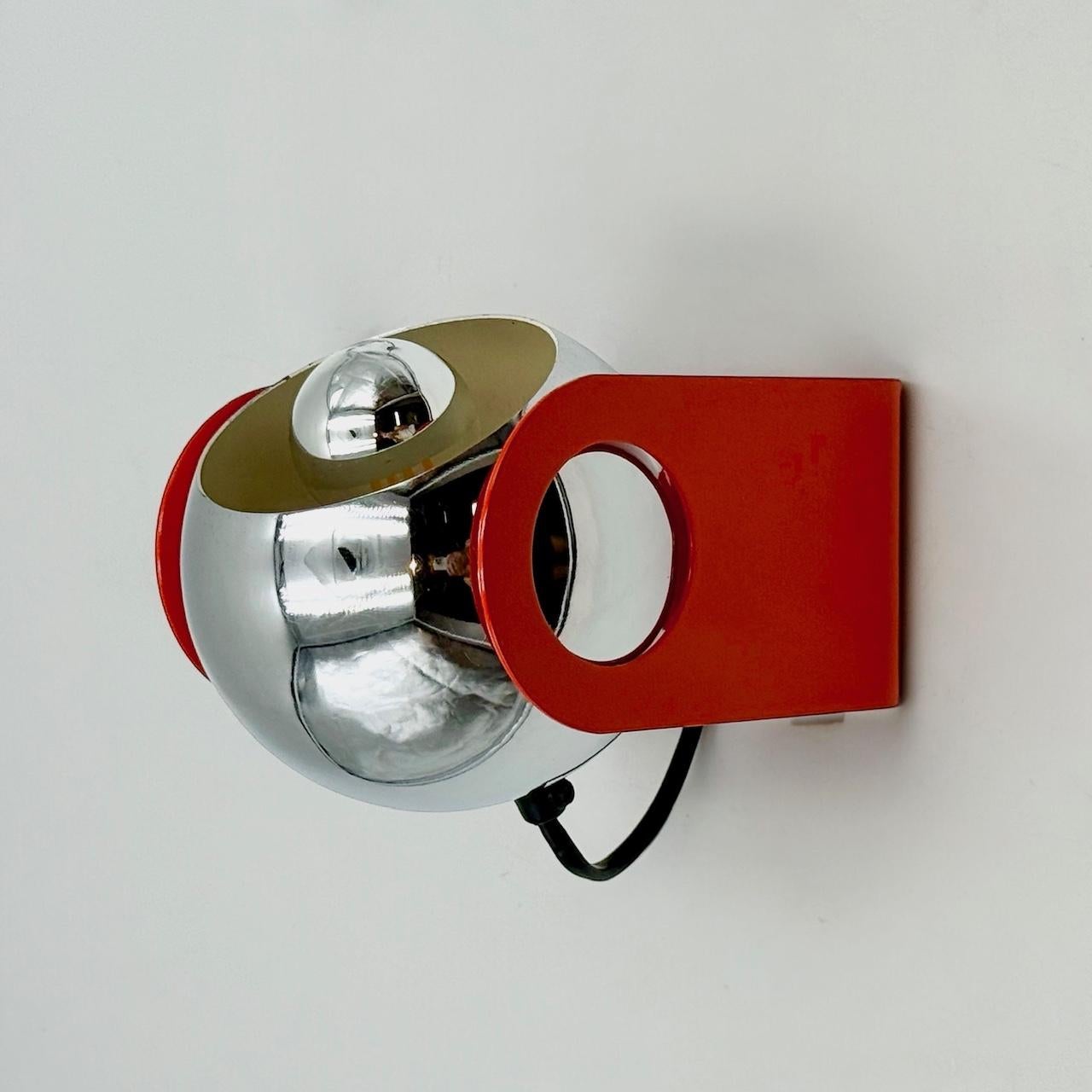 1970s Space Age Red & Chrome Eyeball Lamp, Table or Wall Light, Italy In Good Condition For Sale In San Benedetto Del Tronto, IT
