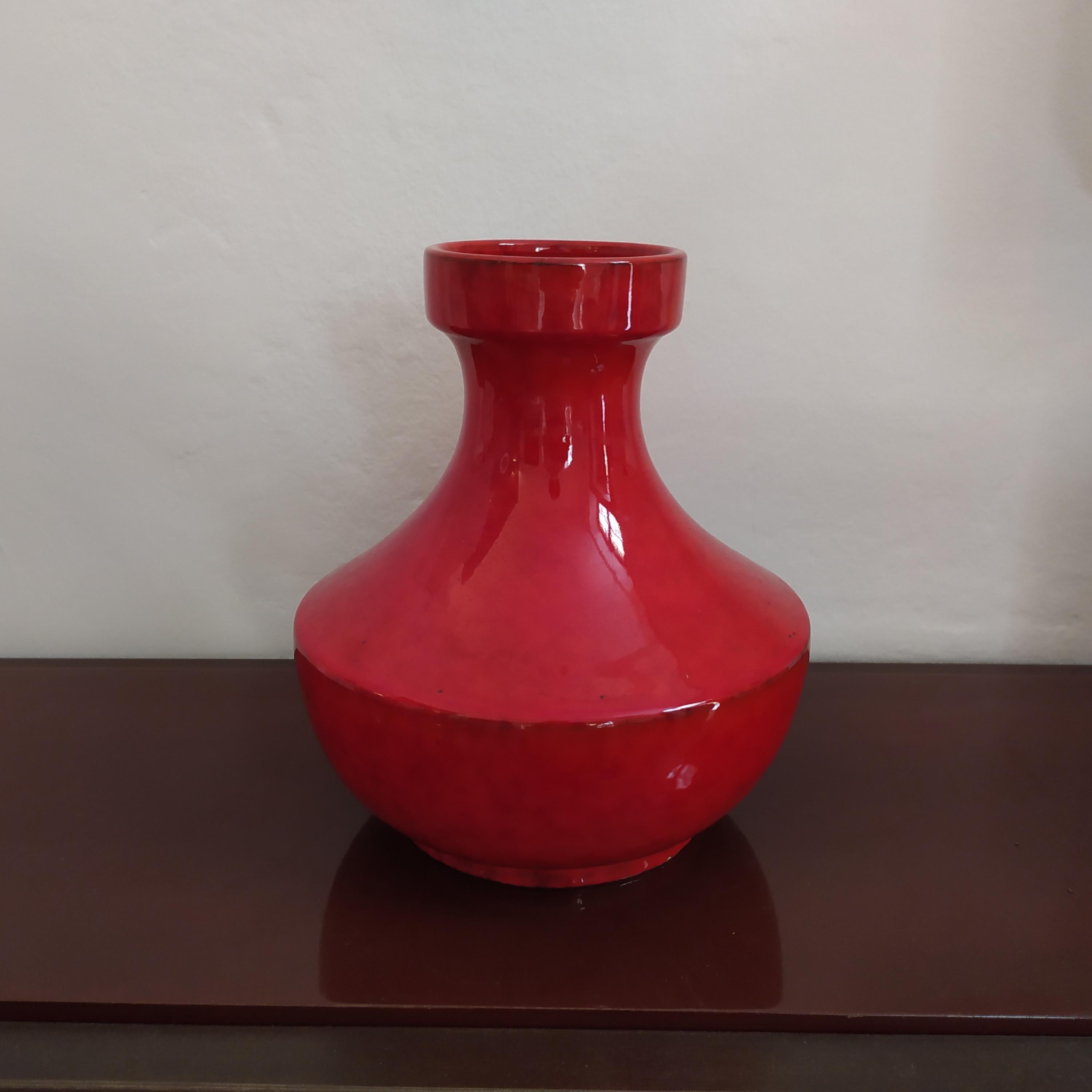 vase rouge Space Age des années 1970 en céramique de Gabbianelli, fabriqué en Italie.