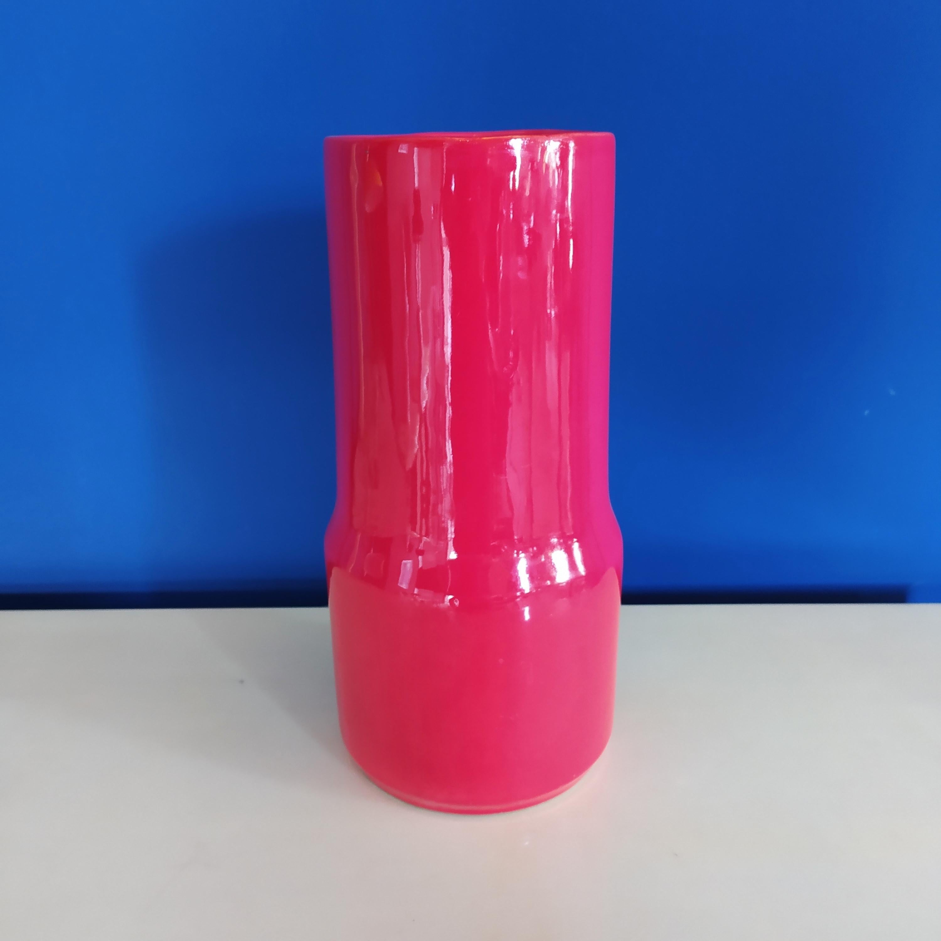 1970s Space Age red vase in ceramic by Gabbianelli, made in Italy.