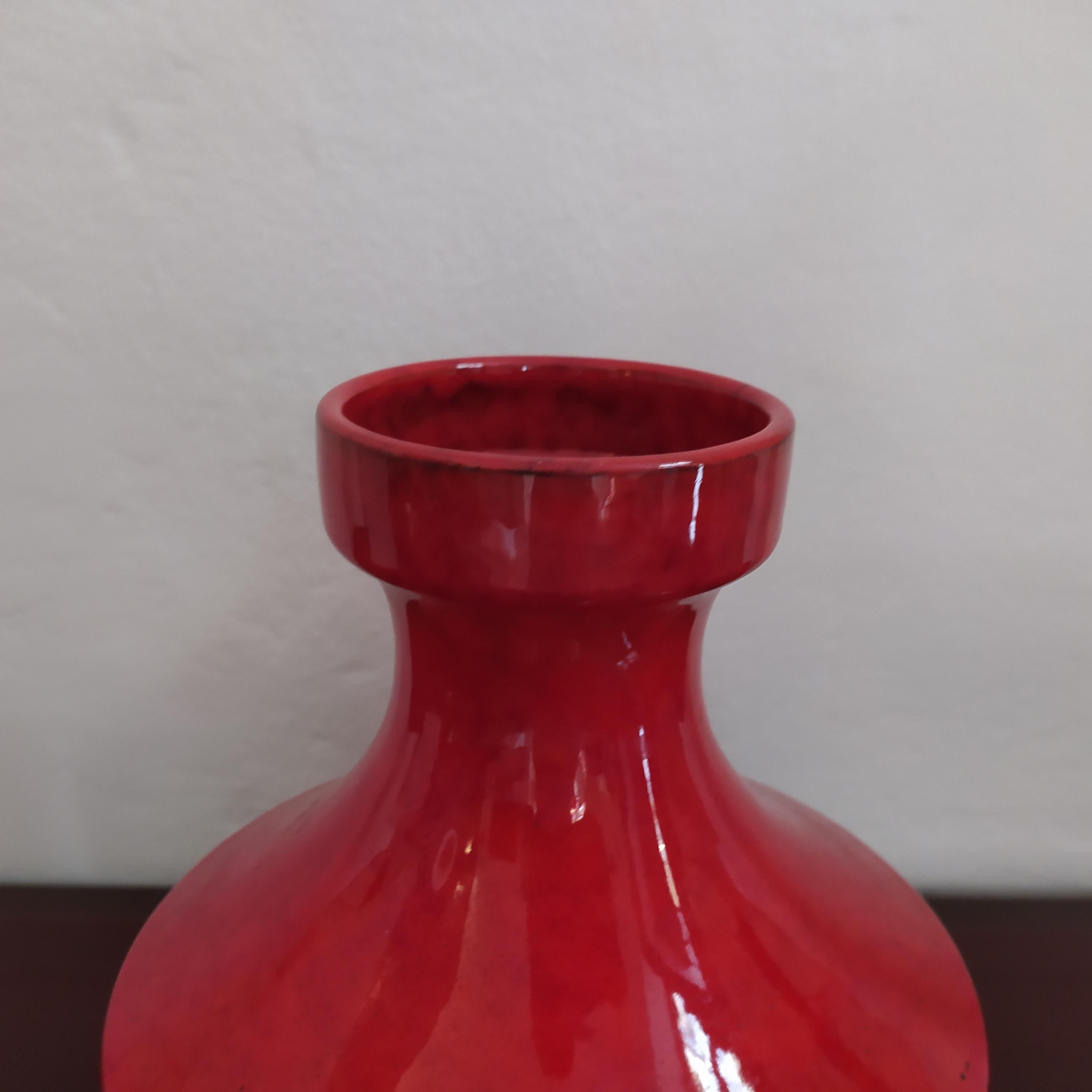 European 1970s Space Age Red Vase in Ceramic by Gabbianelli, Made in Italy For Sale
