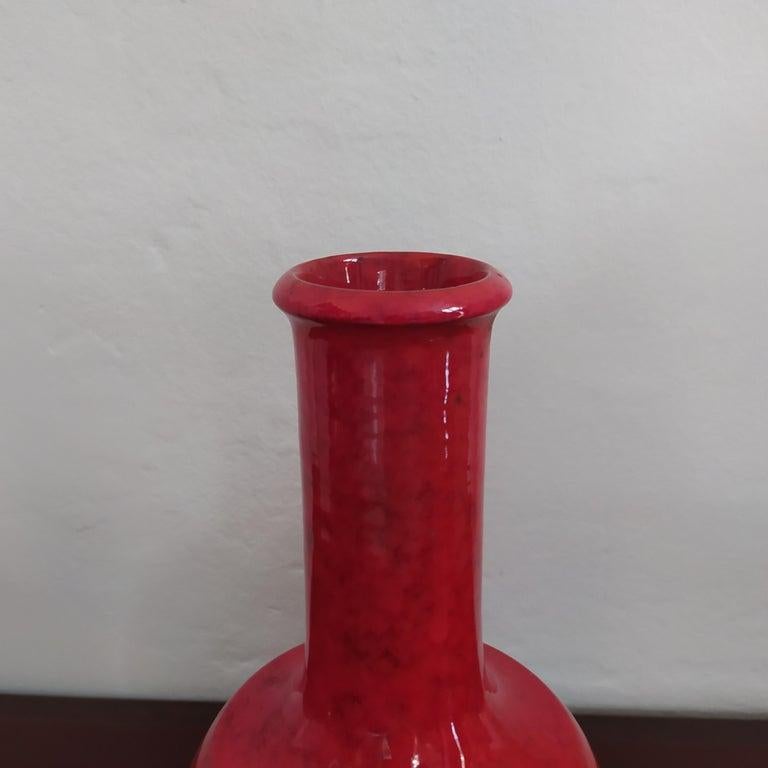 Art déco Vase rouge de l'ère spatiale des années 1970 en céramique de Gabbianelli, fabriqué en Italie en vente