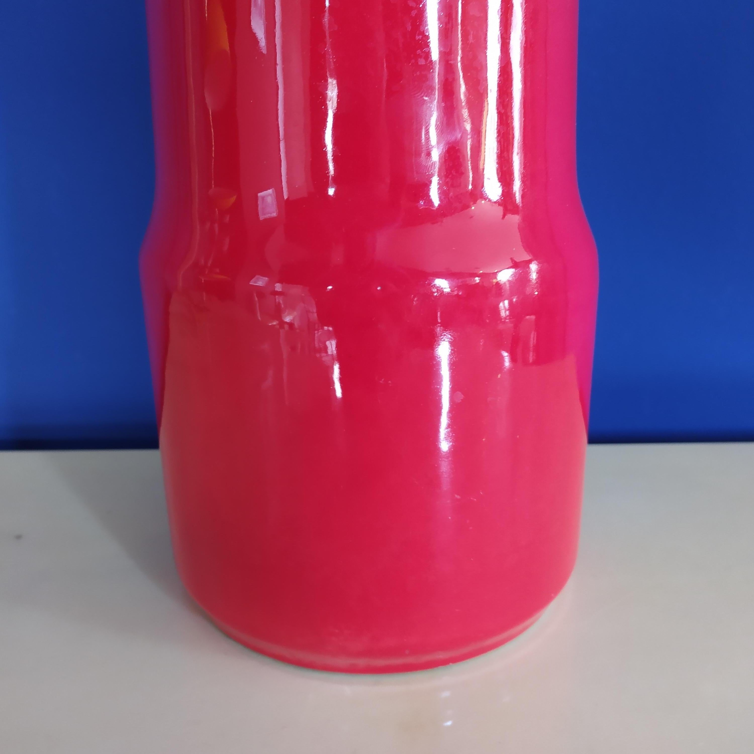 1970s Space Age Red Vase in Ceramic by Gabbianelli, Made in Italy In Excellent Condition For Sale In Milan, IT