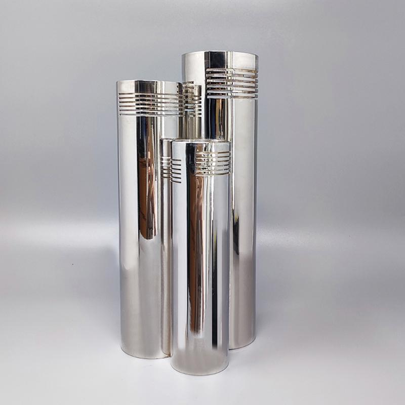 1970 Étonnant vase de l'ère spatiale en métal argenté par Sassetti avec 3 tubes asymétriques de différentes hauteurs. Fait à la main. Fabriqué en Italie. Ce vase est en excellent état et est signé en bas.
Dimension :
5,51