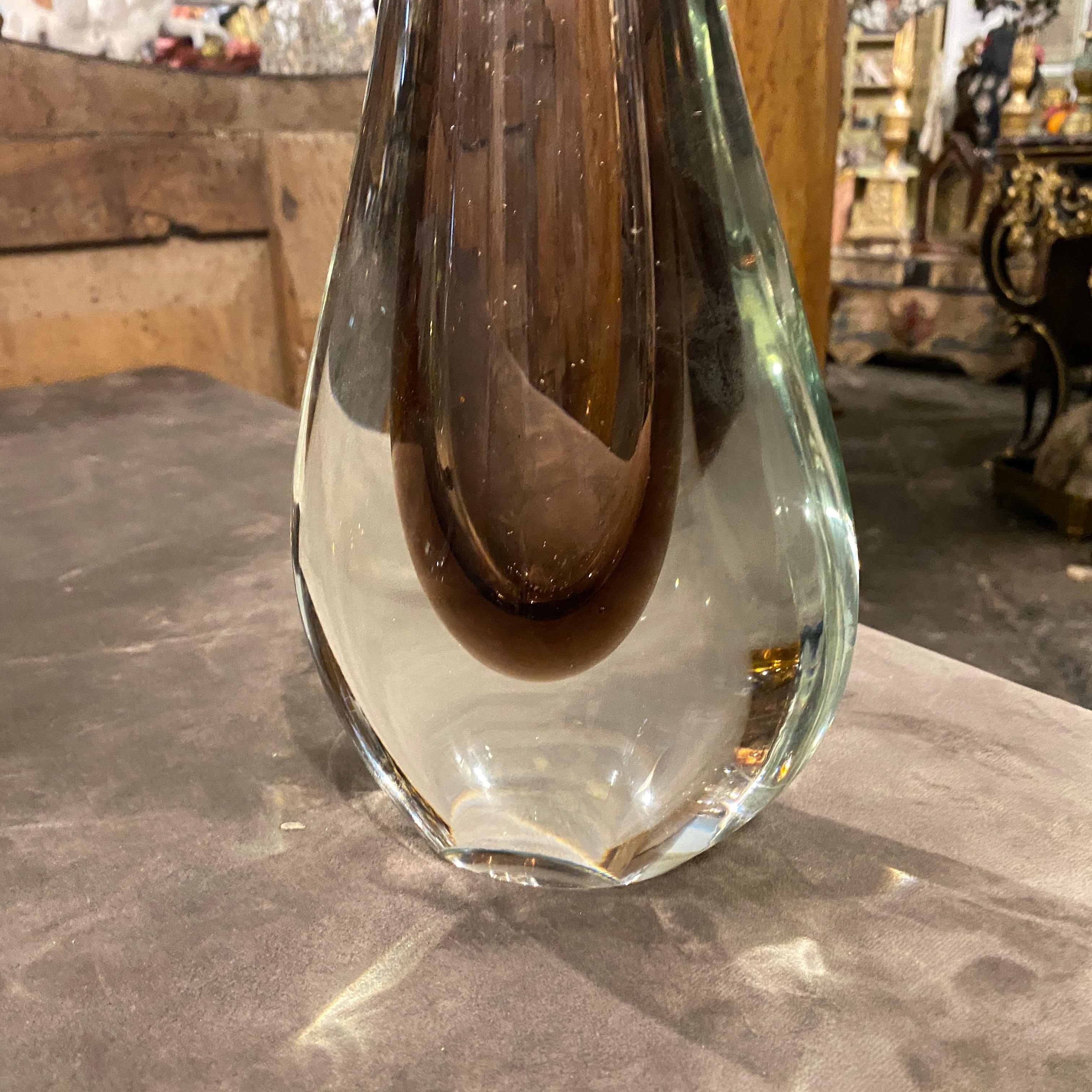 Un lourd vase en verre de Murano de couleur violet sommerso réalisé dans les années 70 par Flavio Poli. Il est en parfait état. Flavio Poli, célèbre artiste verrier italien connu pour ses designs innovants au milieu du 20e siècle. Le 
