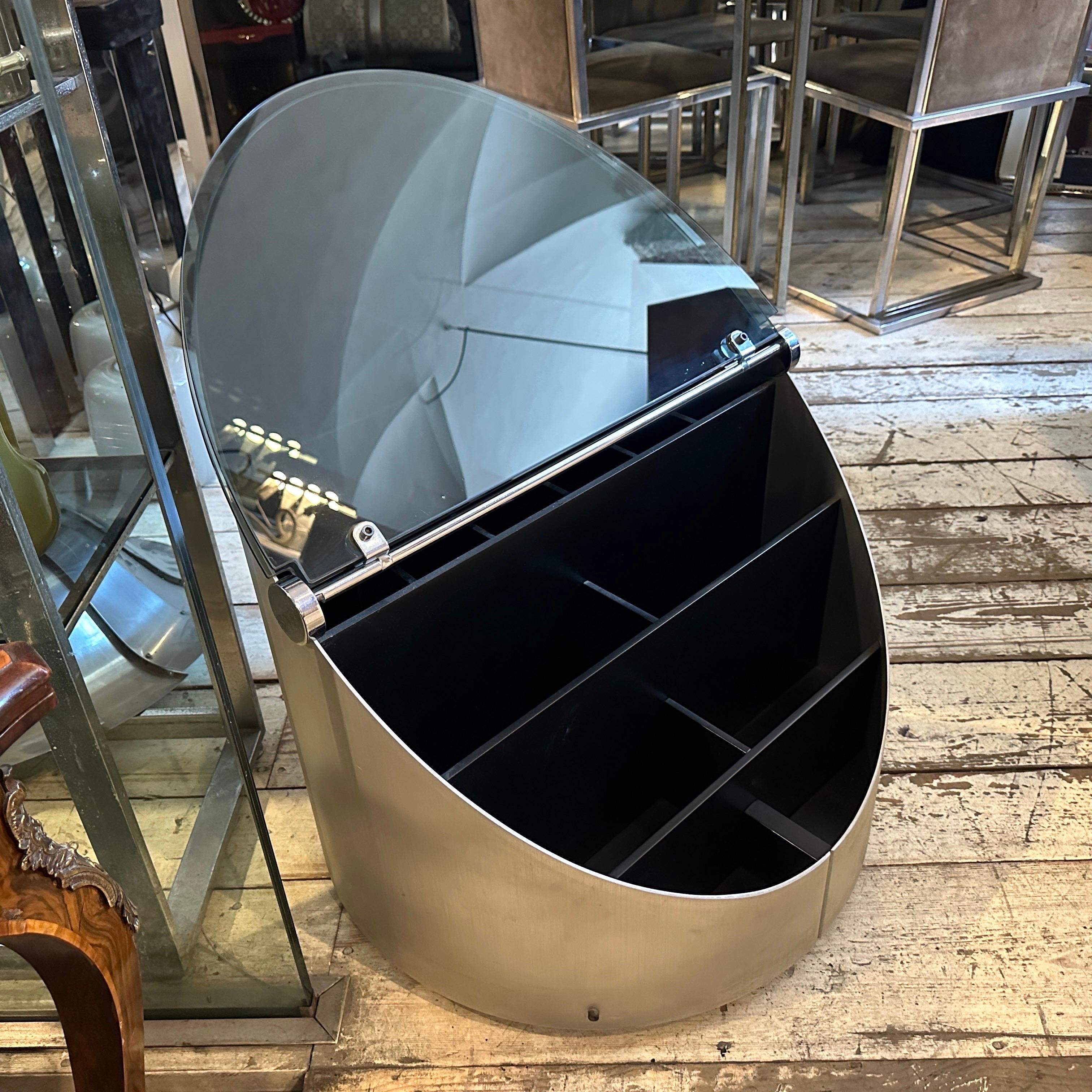 1970s Space Age Steel and Glass Bar Cart by Claudio Salocchi for Luigi Sormani In Excellent Condition For Sale In Aci Castello, IT