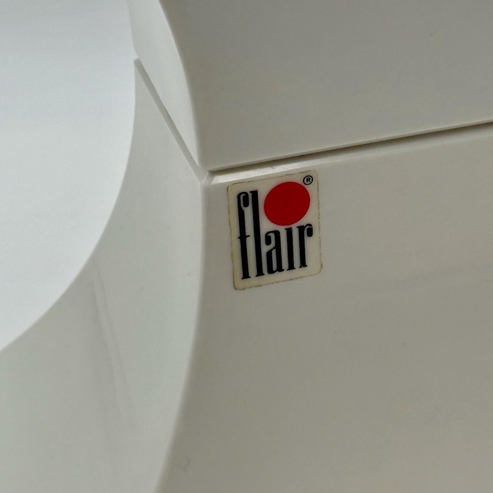 Esempio straordinario di design europeo dell'A Space AGE, questo sgabello degli anni '70 di Flair bilancia la forma futuristica con il comfort pratico. La base in plastica bianca modellata presenta una caratteristica silhouette a clessidra, mentre