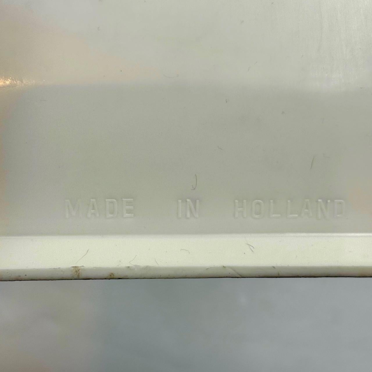 Sgabello AGE degli anni '70 di Fabrice in plastica bianca e tessuto viola in vendita 1