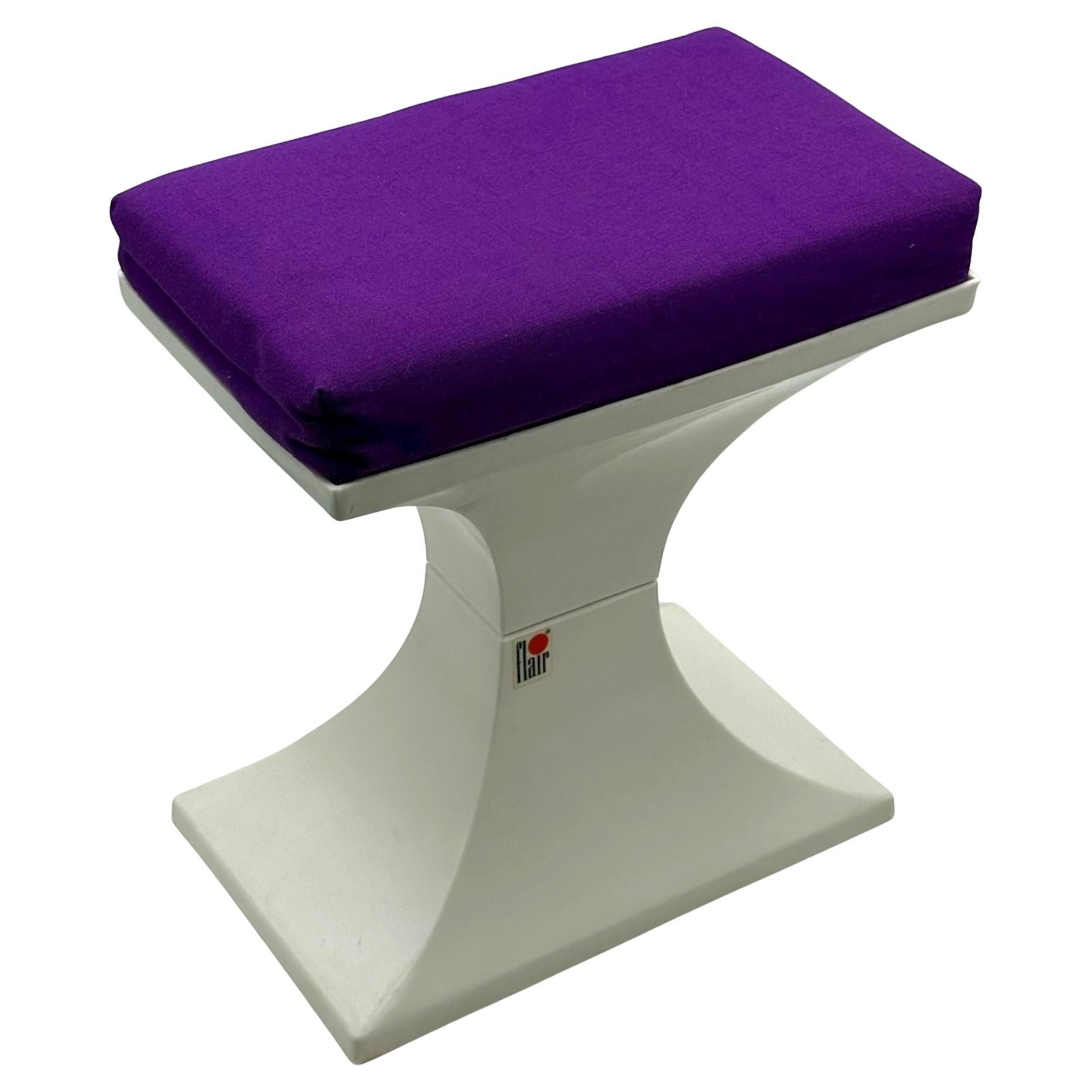 Sgabello AGE degli anni 
70 di Fabrice in plastica bianca e tessuto viola in vendita