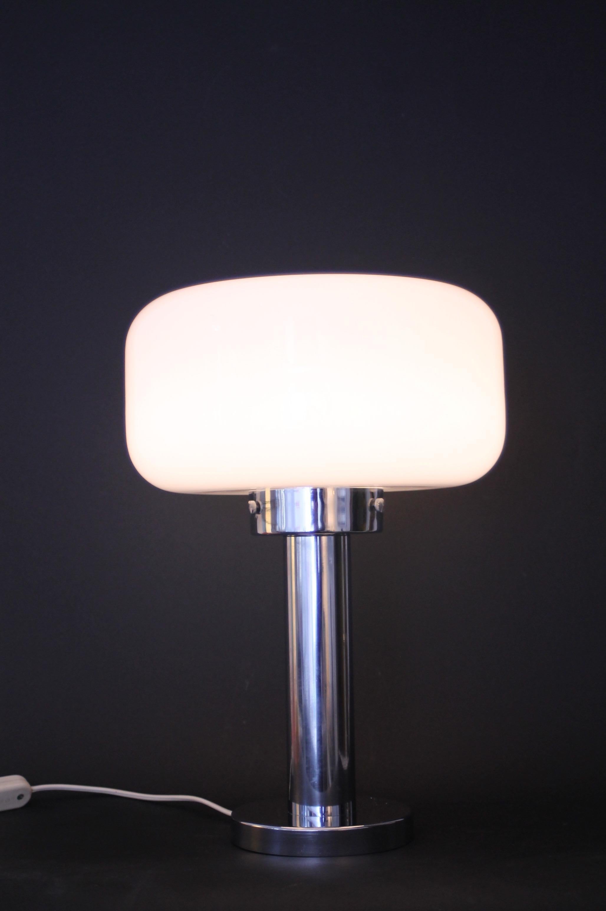 1970er Jahre A Space age Tischlampe  Opal-Lampenschirm + verchromter Sockel (40x28x28cm). Cool im Angebot 3
