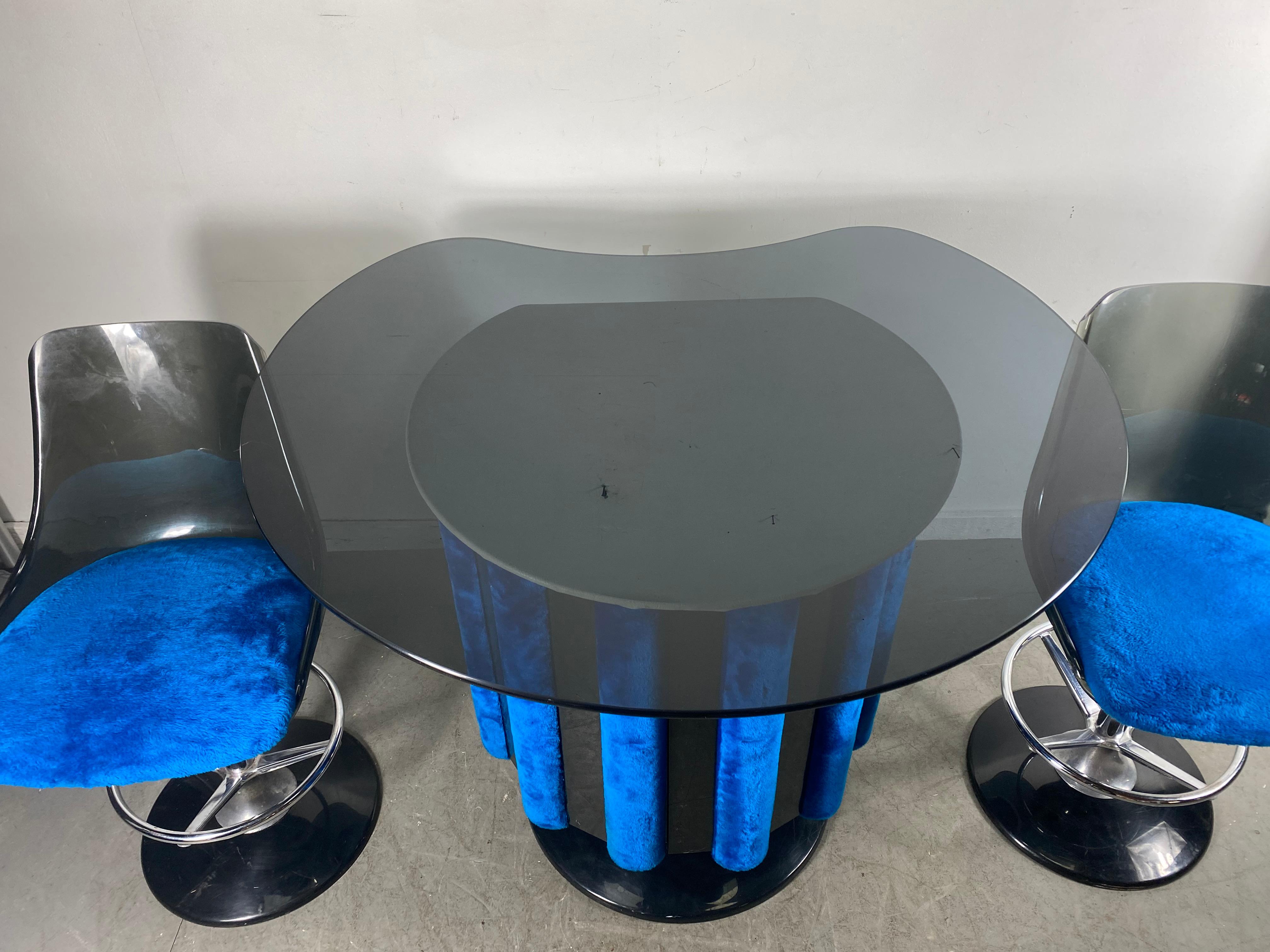 1970s Space Age Three-Piece Pedestal Dry Bar with Two Stools by Chrome Craft In Good Condition In Buffalo, NY
